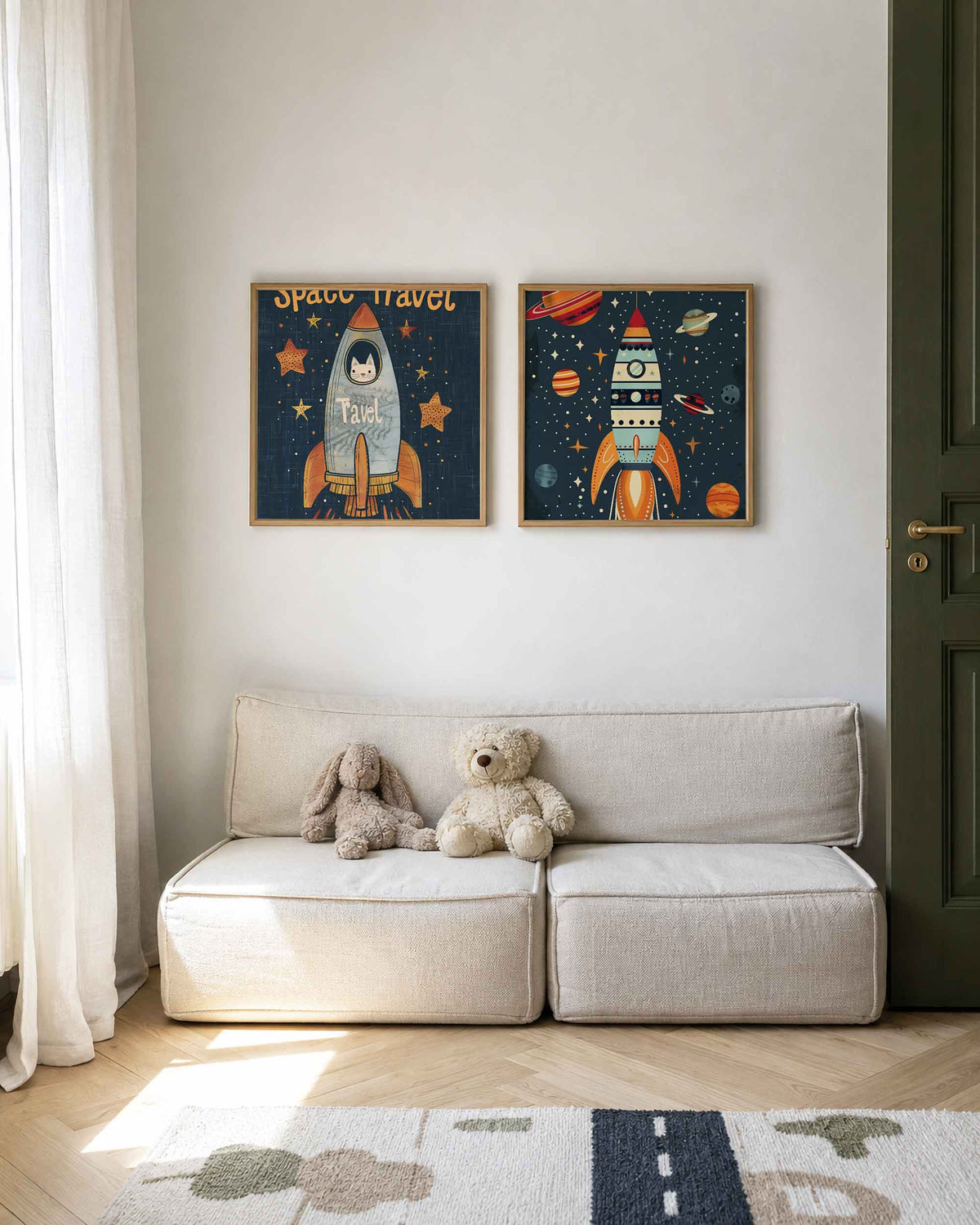 Interieurpresentatie van een tweedelige vierkante posterset met raket en planeten