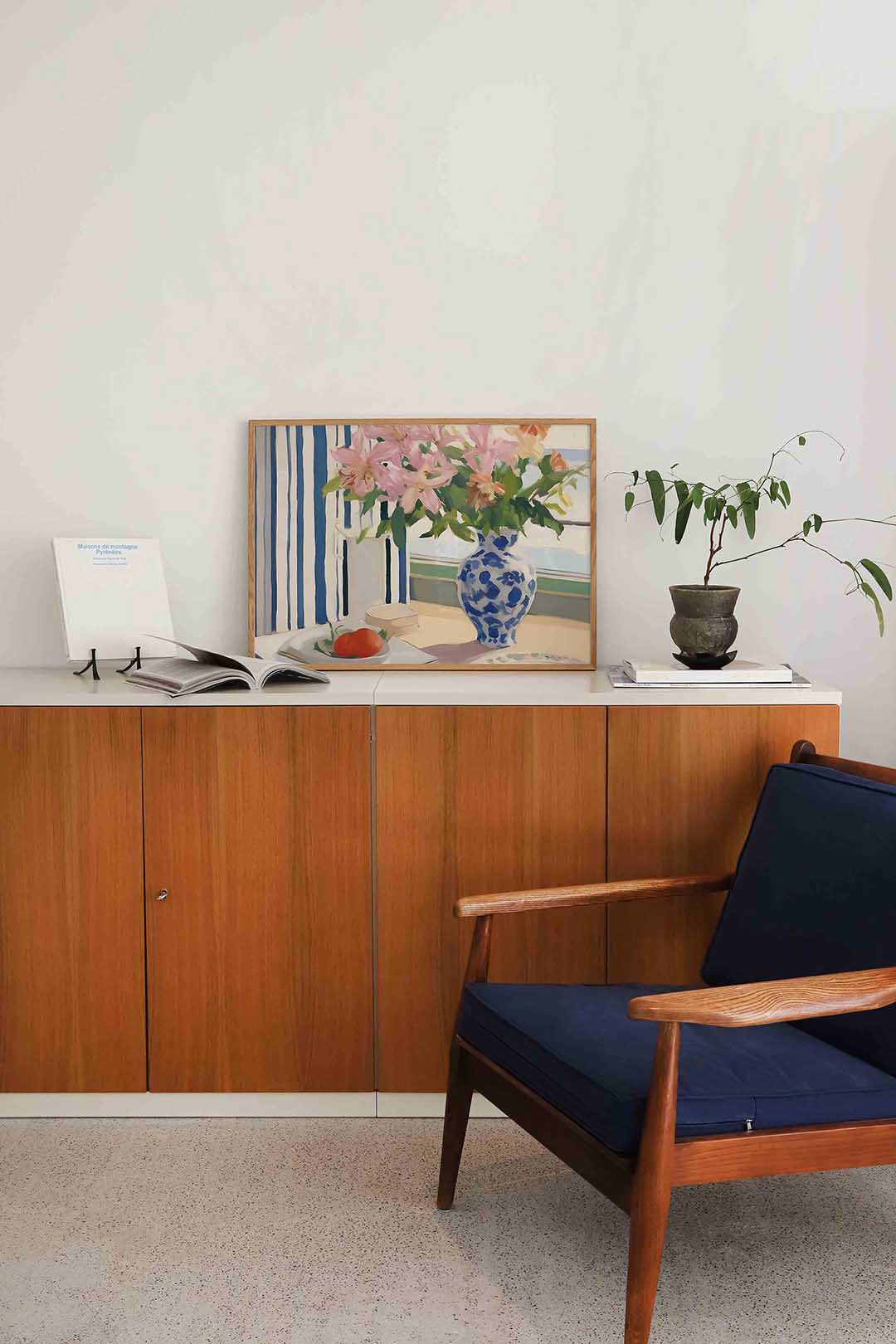 Bloemen en vaas bij raam Poster