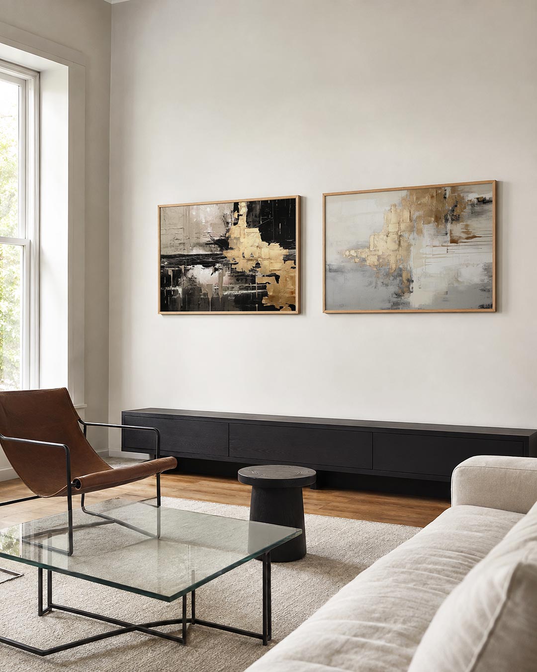 Interieurbeeld met twee liggende posters: goud, zwart en beige