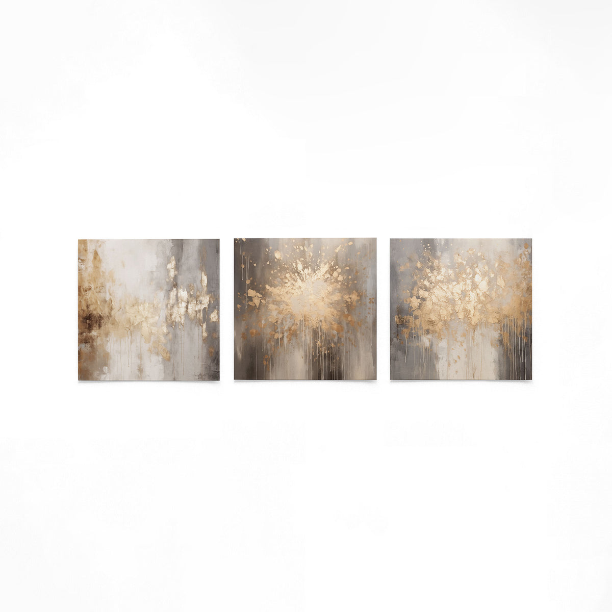 Drie vierkante posters met abstracte goudtinten op een gebroken witte achtergrond