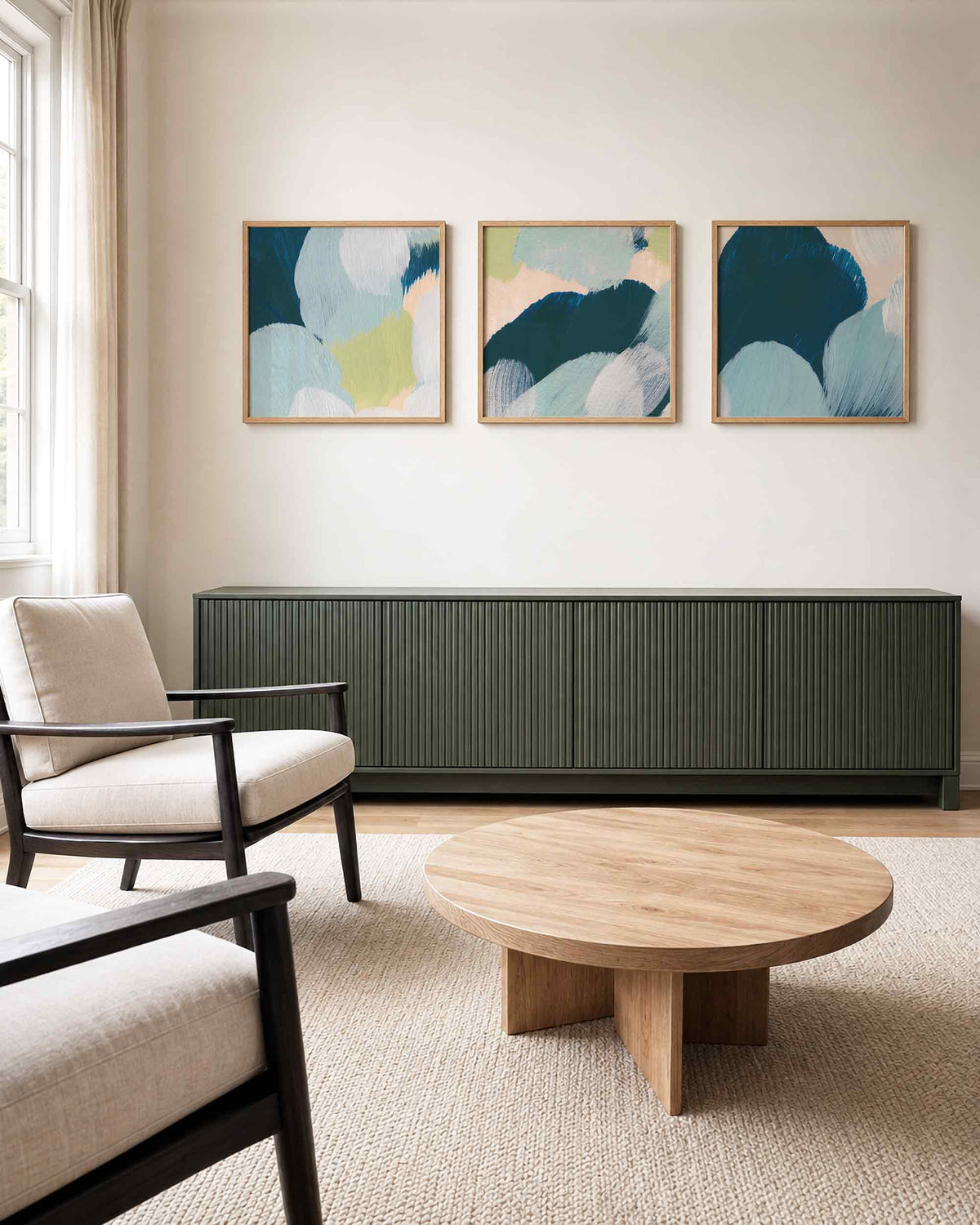 Interieurpresentatie van een driedelige vierkante posterset met abstracte blauwe penseelstreken