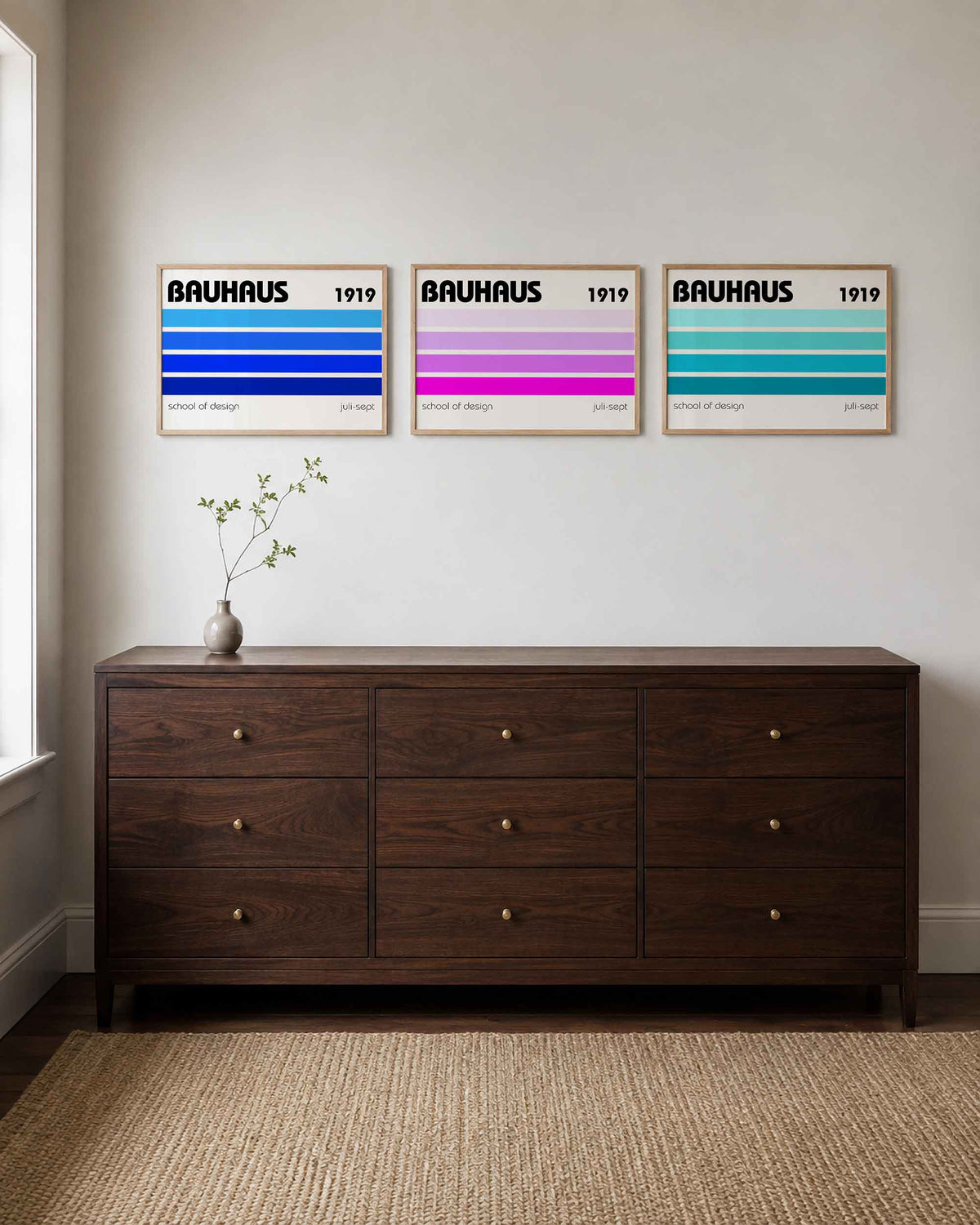 Interieurmockup van drieluik landscape-posterset met blauwe strepenreeks