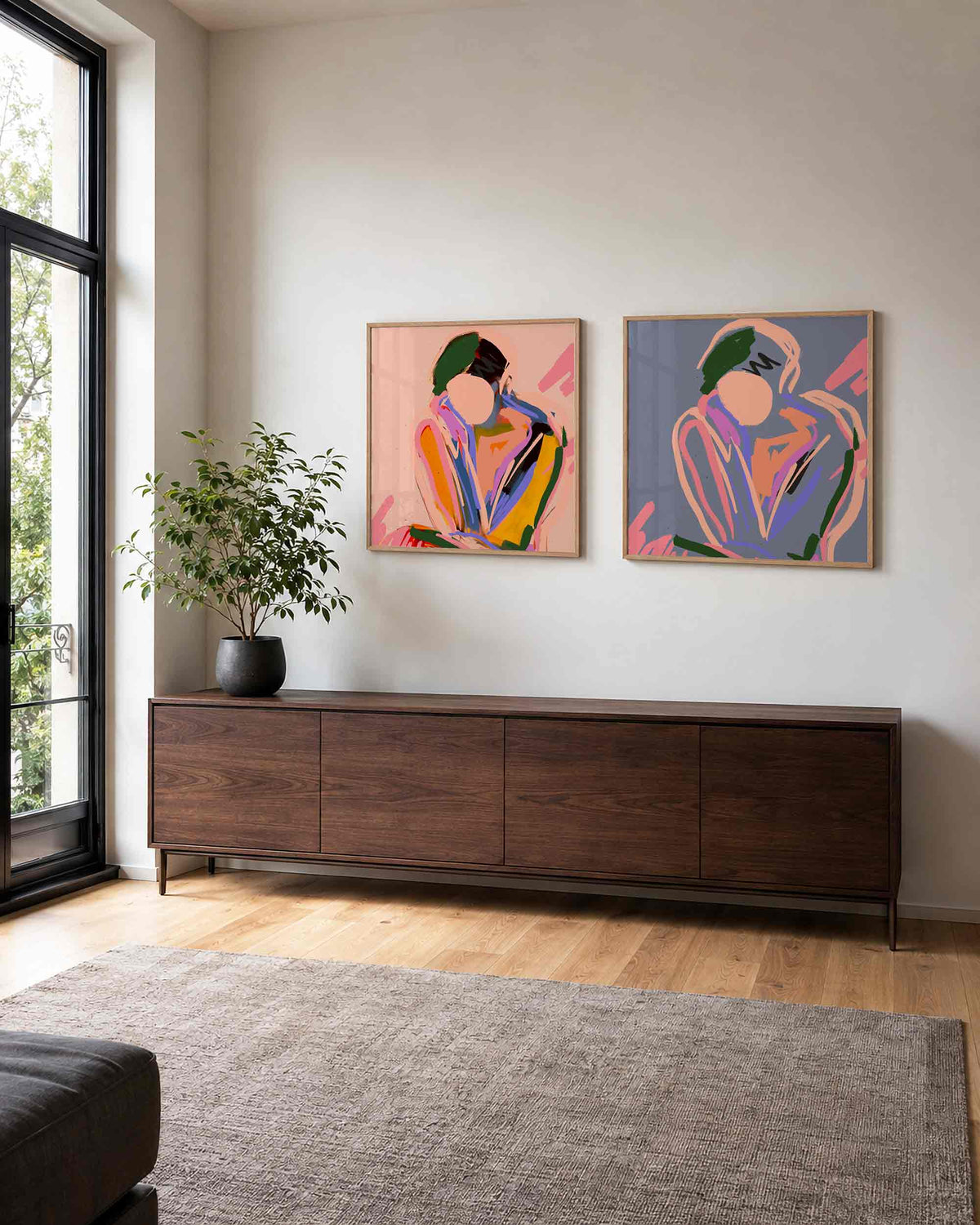 Interieurpresentatie van een tweedelige vierkante posterset met kleurrijke penseelstreken