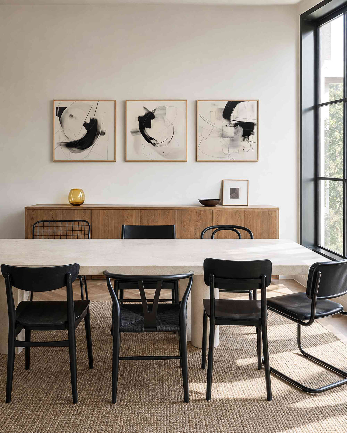Interieurpresentatie van een driedelige vierkante posterset met abstracte zwart wit