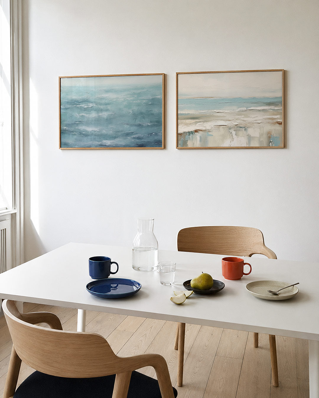 Twee liggende posters met een serene zee met zachte golven, aan de muur in een interieur