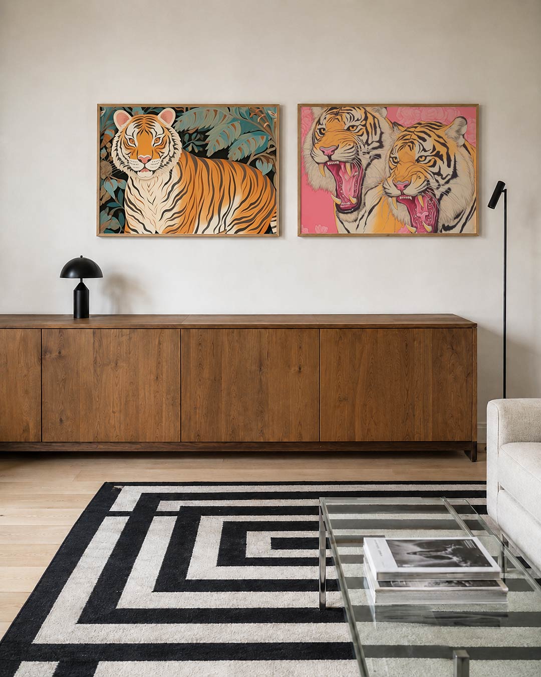 Interieurpresentatie van twee posters met een krachtige tijger met levendige oranje en zwarte strepen