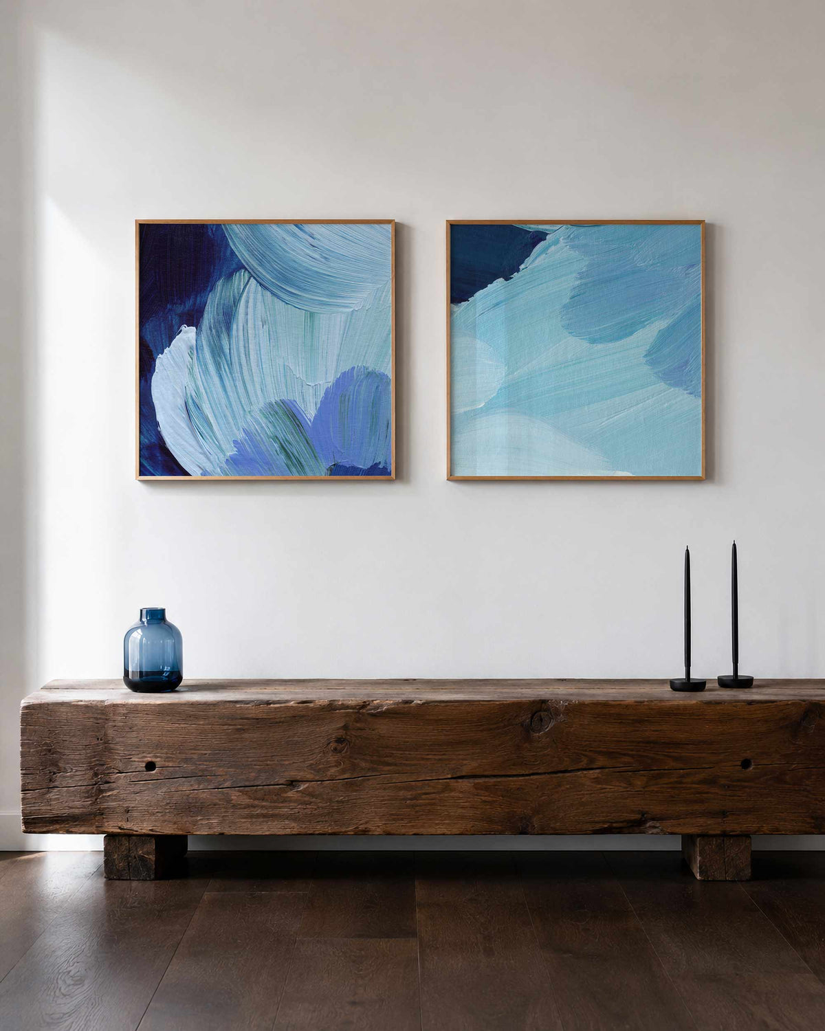 Interieurpresentatie van een tweedelige vierkante posterset met blauwe verfstreken