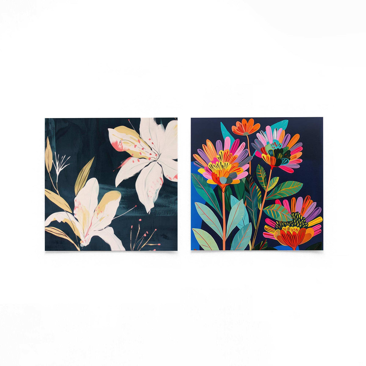 Twee vierkante posters met lelies en kleurrijke bloemen op een gebroken witte achtergrond