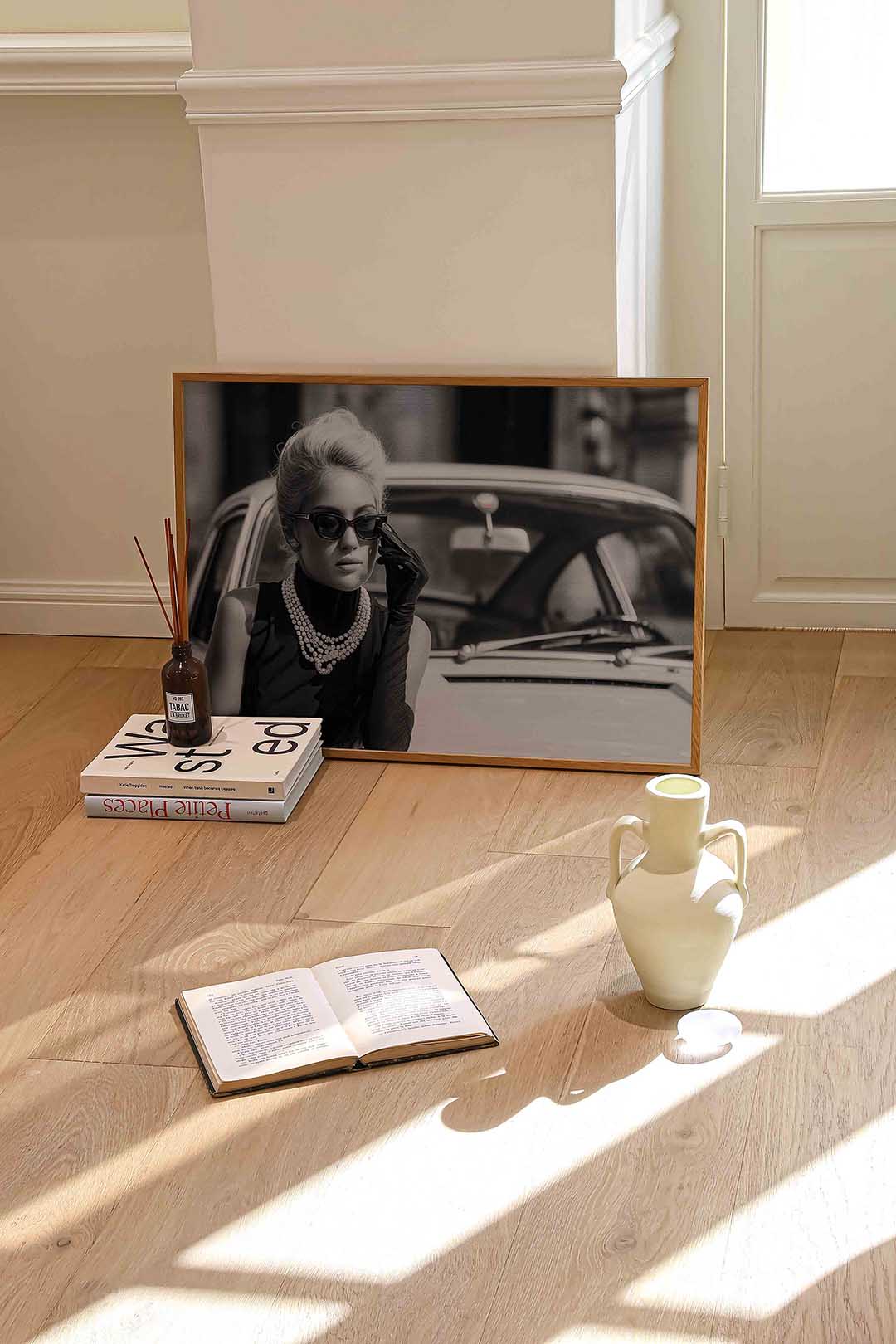 Elegante vrouw met auto Poster