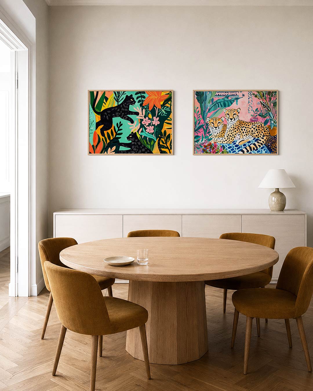 Interieurpresentatie van twee posters met twee zwarte katten in een kleurrijke jungle vol levendige bloemen en bladeren
