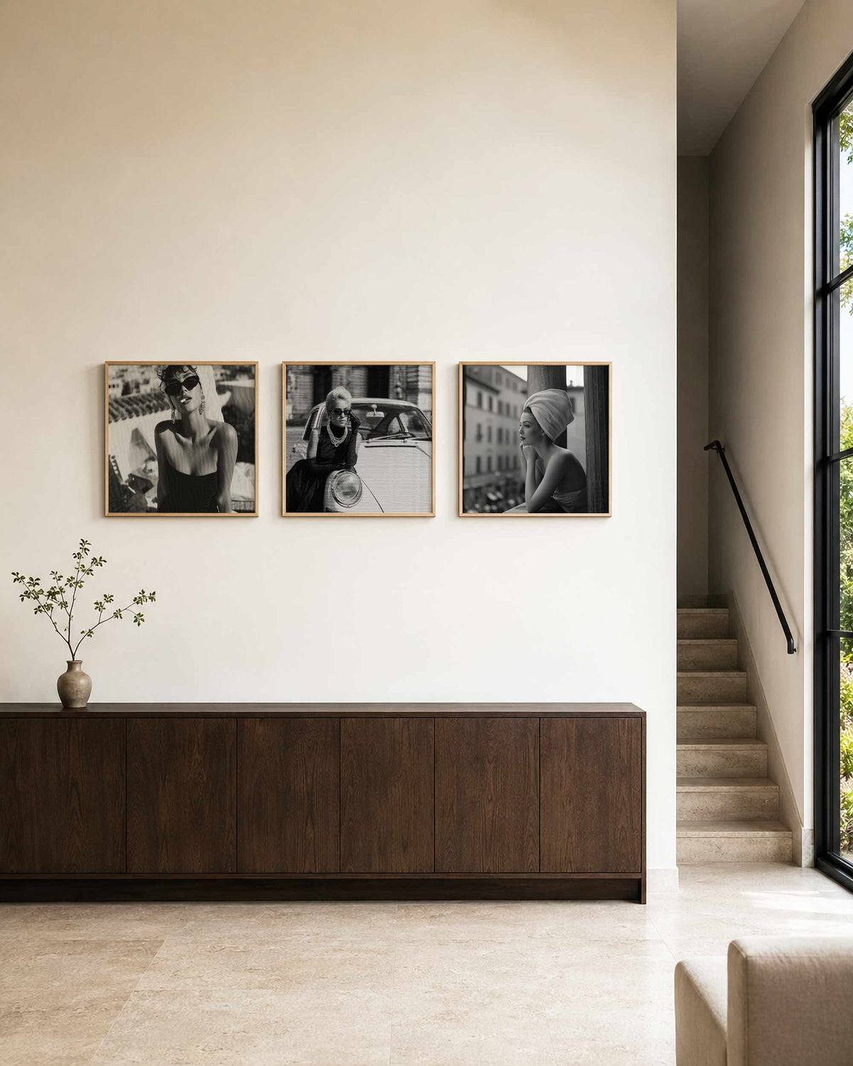 Interieurpresentatie van een driedelige vierkante posterset met zwart wit mode