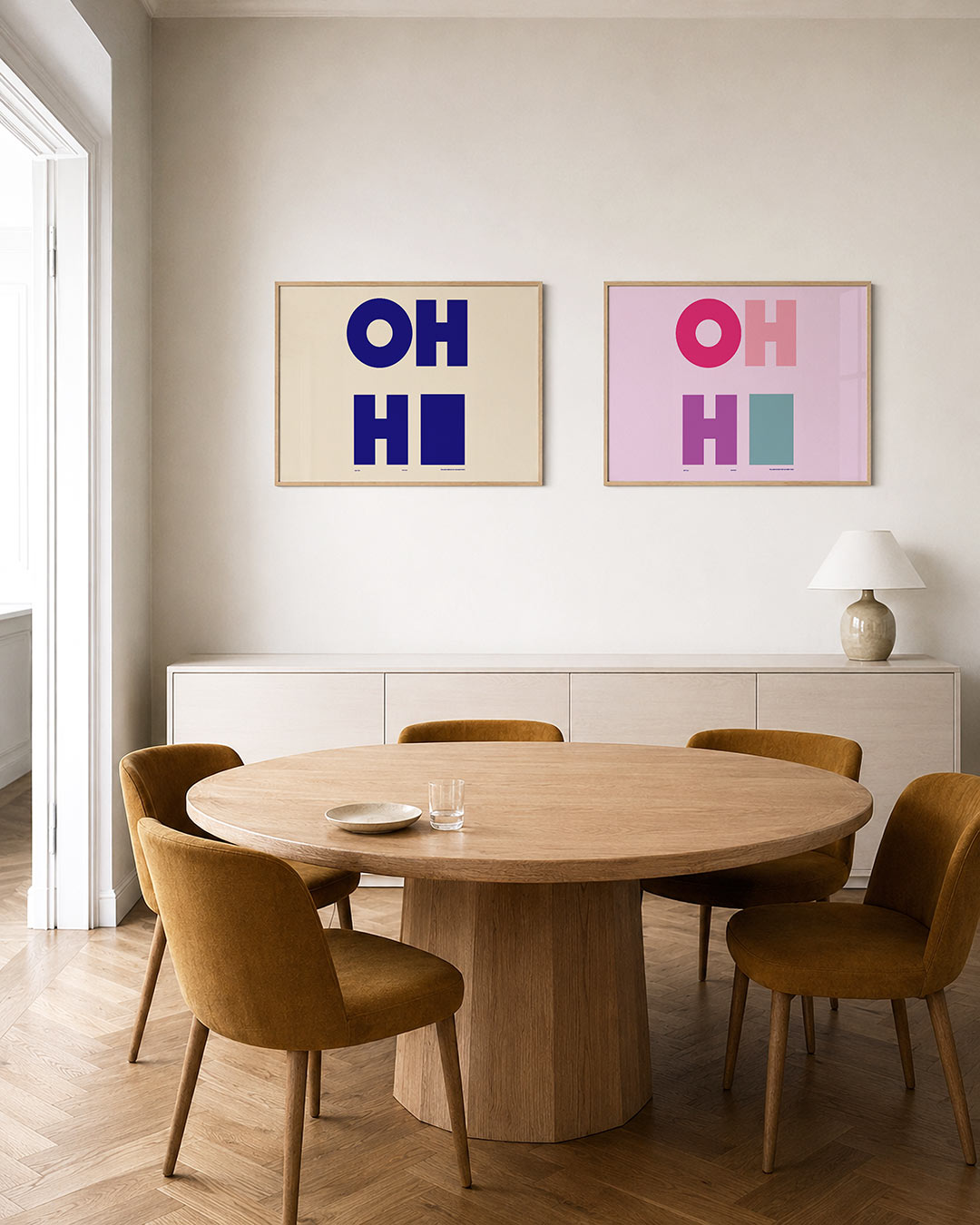 Interieurpresentatie van twee posters met grote, blauwe letters op een lichte achtergrond