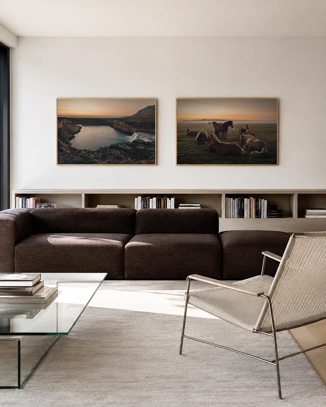 Interieur met liggend fotografisch tweeluik waterval en ochtendpaarden – Gerald Emming