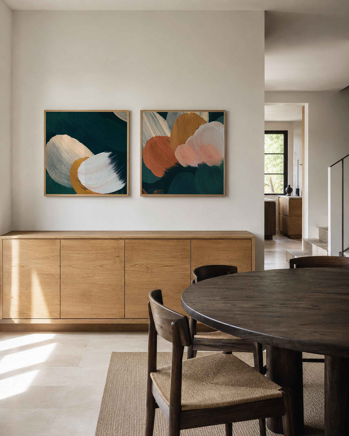 Interieurpresentatie van een tweedelige vierkante posterset met verfhazen abstract