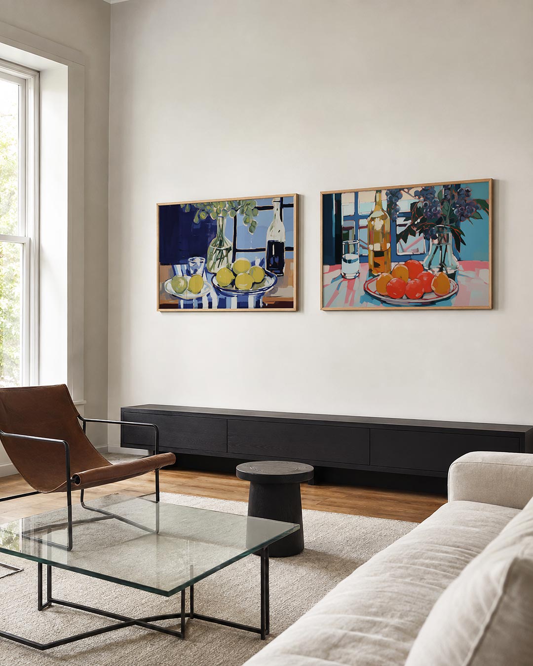 Twee liggende posters met een posterset in twee delen met gele citroenen, aan de muur in een interieur