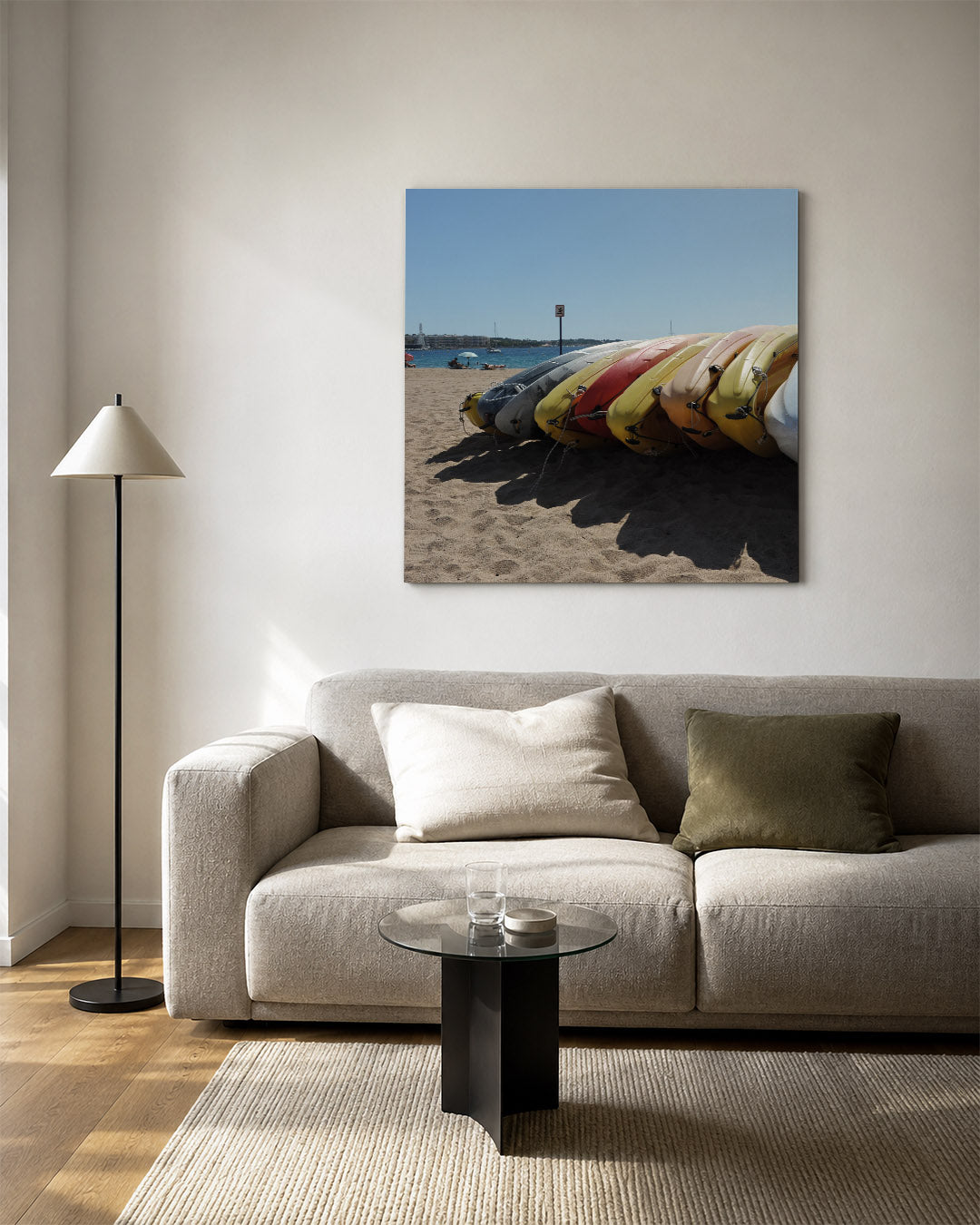 Kleurrijke kajaks strand Kunstwerk