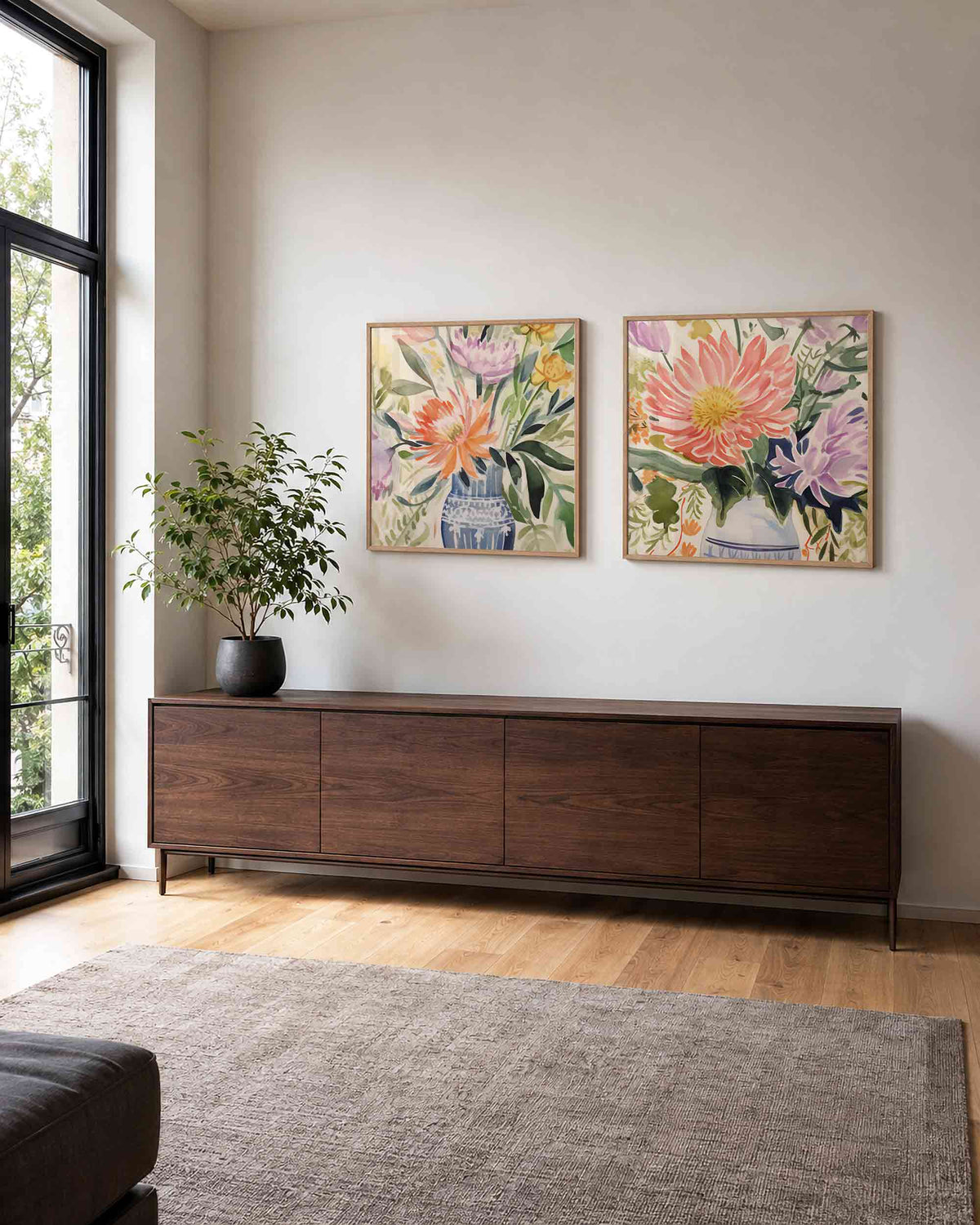 Interieurpresentatie van een tweedelige vierkante posterset met bloemen in vazen