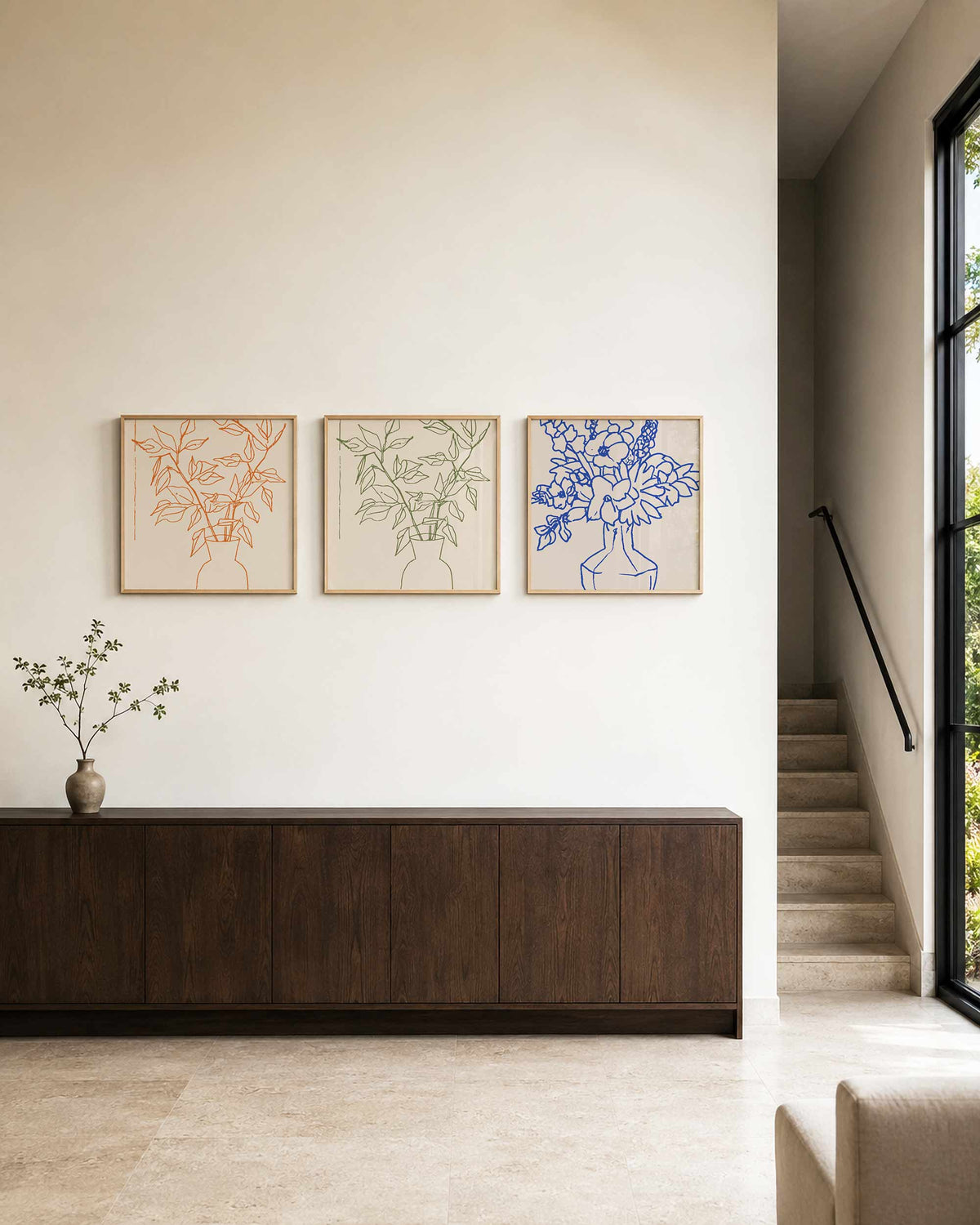 Interieurpresentatie van een driedelige vierkante posterset met vazen met bloemen