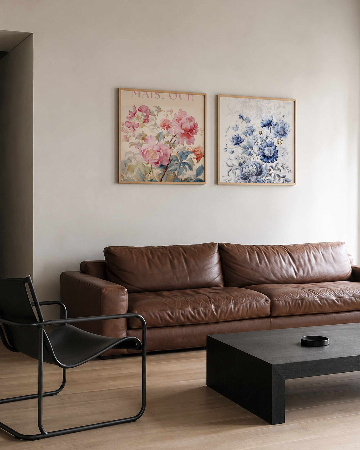 Interieurpresentatie van een tweedelige vierkante posterset met bloemen in roze en blauw
