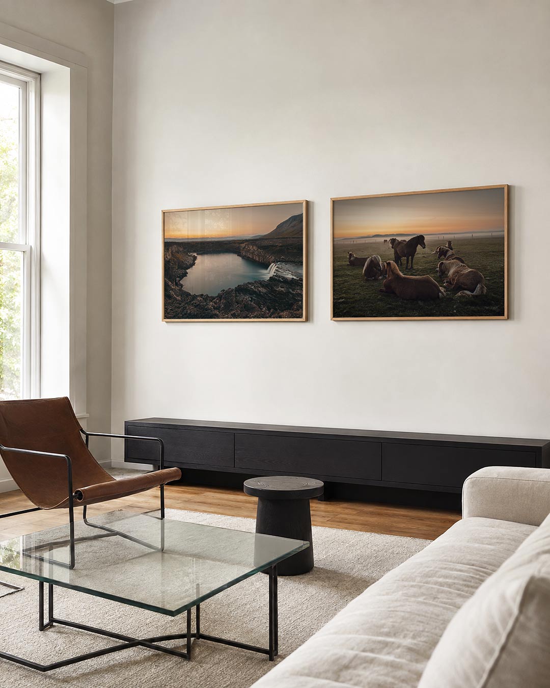 Interieur met liggend fotografisch tweeluik waterval en ochtendpaarden – Gerald Emming