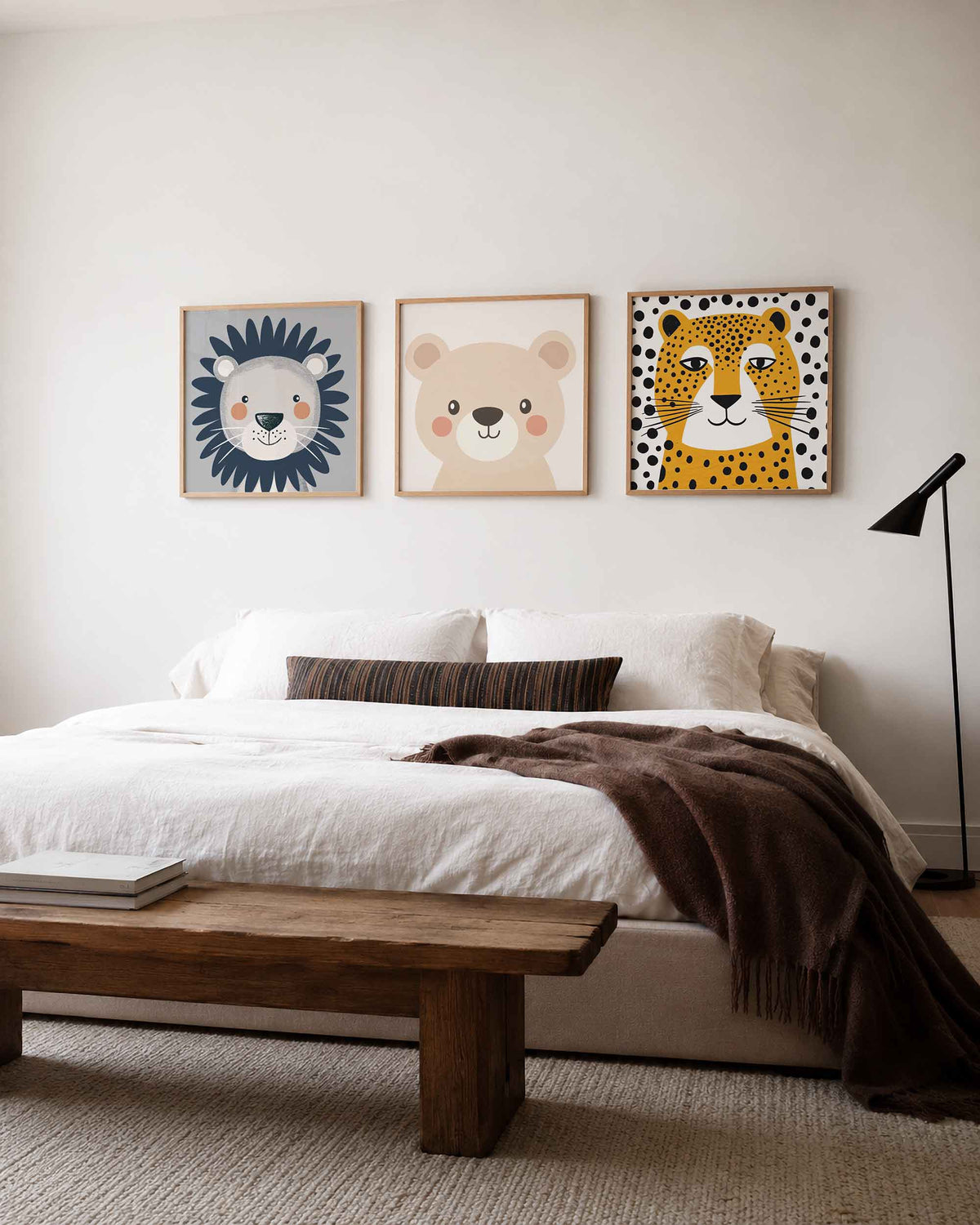 Interieurpresentatie van een driedelige vierkante posterset met dierenkoppen