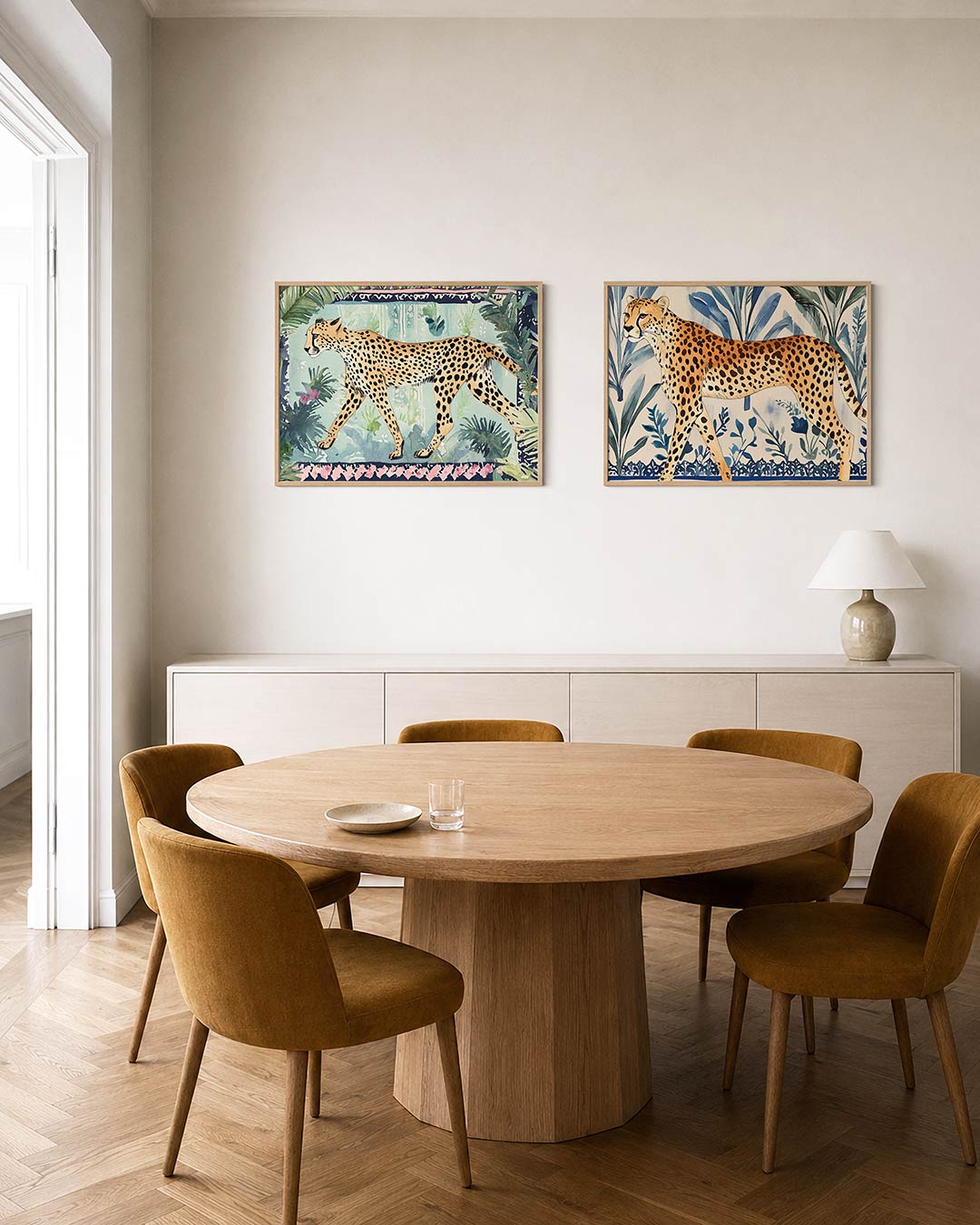 Tweedelige posterset met een sierlijk jachtluipaard in een weelderige jungle, getoond in een interieur