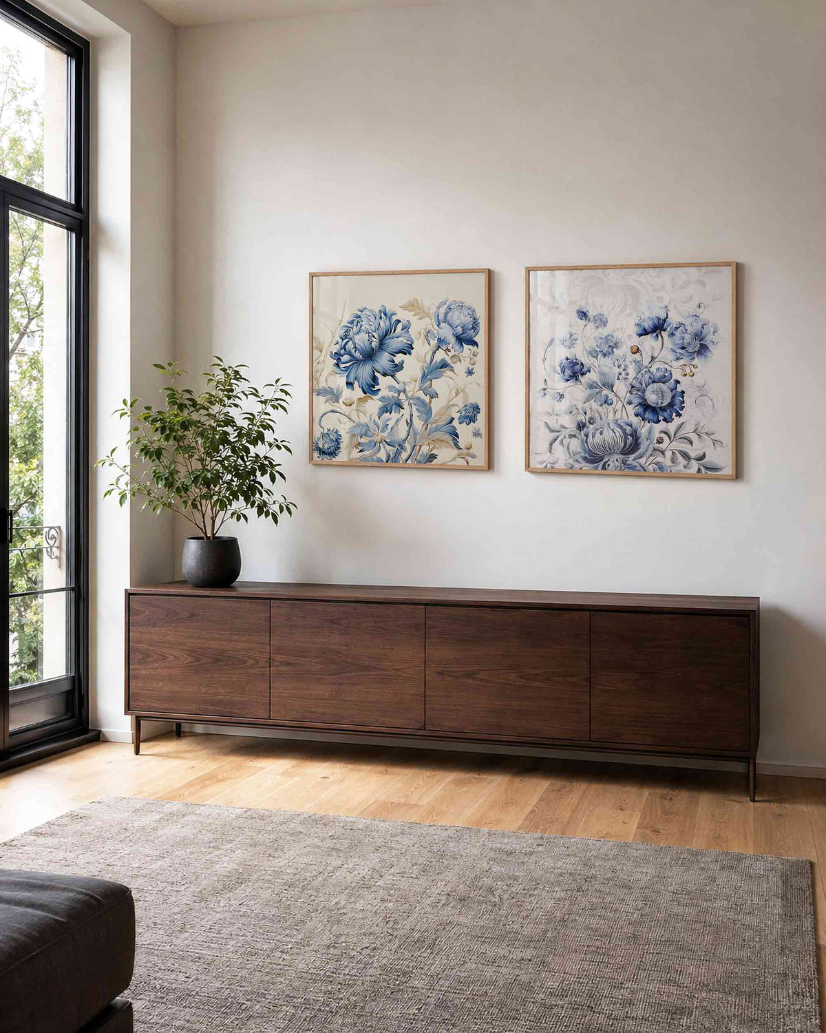 Interieurpresentatie van een tweedelige vierkante posterset met blauwe bloemen