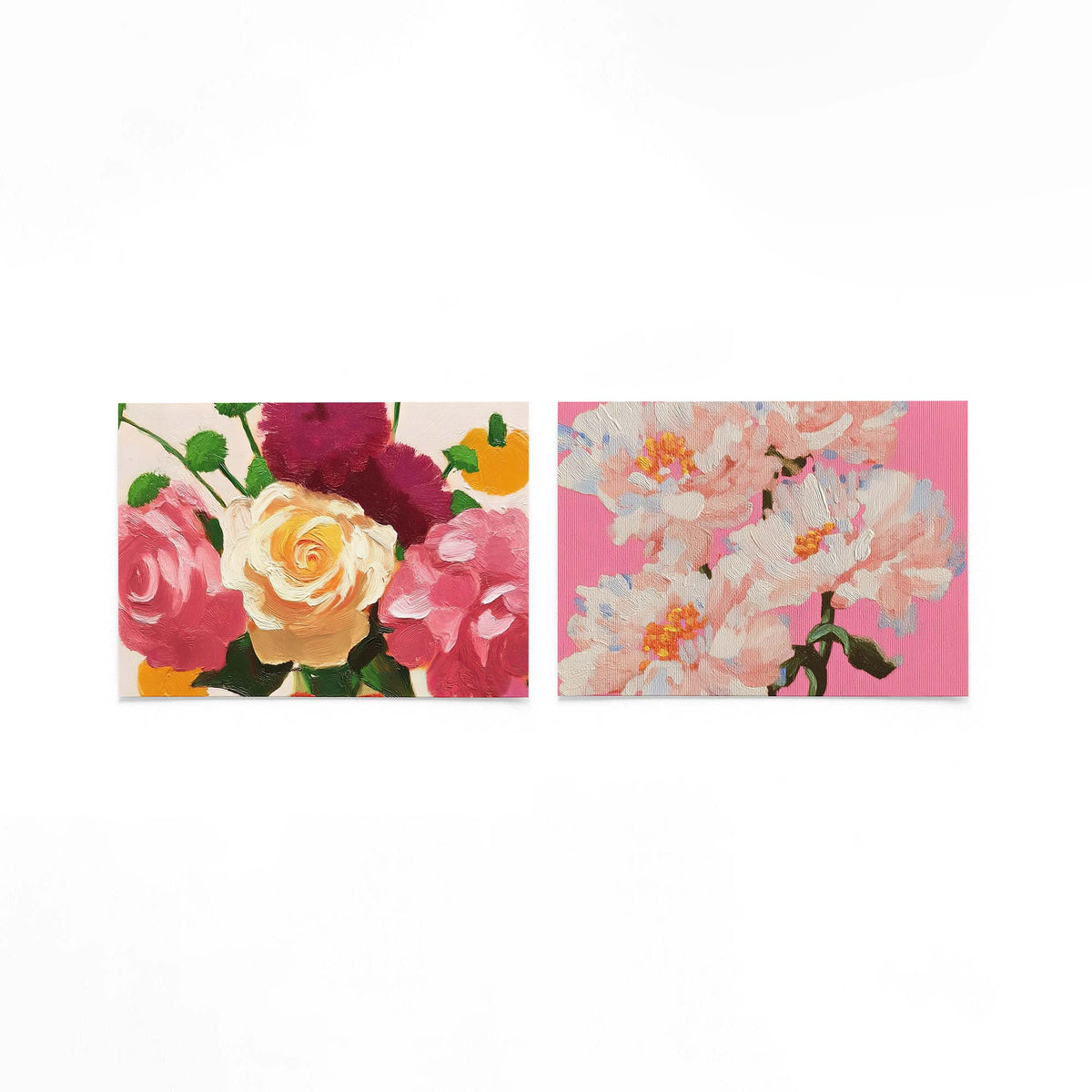 Twee liggende posters met een speelse verzameling van bloemen in roze, geel en groen op een gebroken witte achtergrond