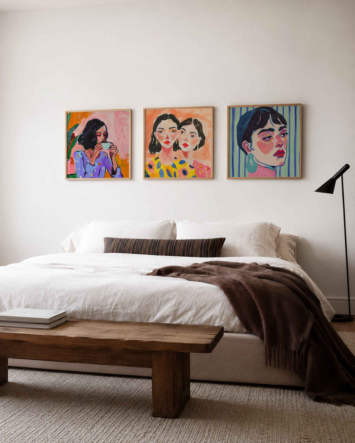 Interieurpresentatie van een driedelige vierkante posterset met vrouwelijke portretten