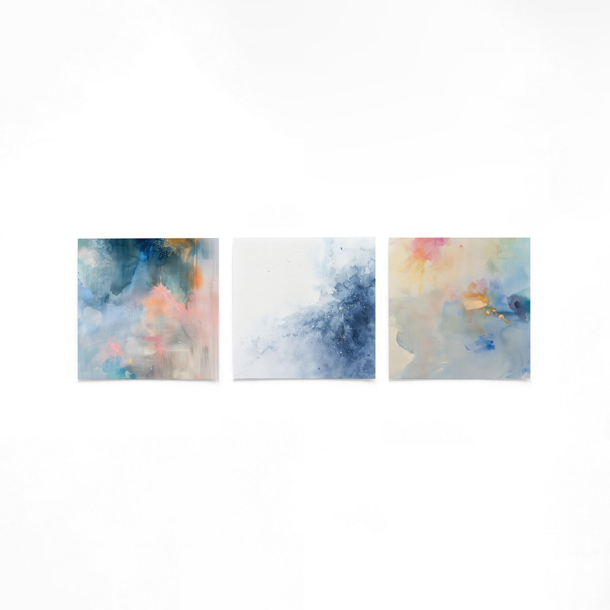 Drie vierkante posters met abstracte blauwe vormen op een gebroken witte achtergrond