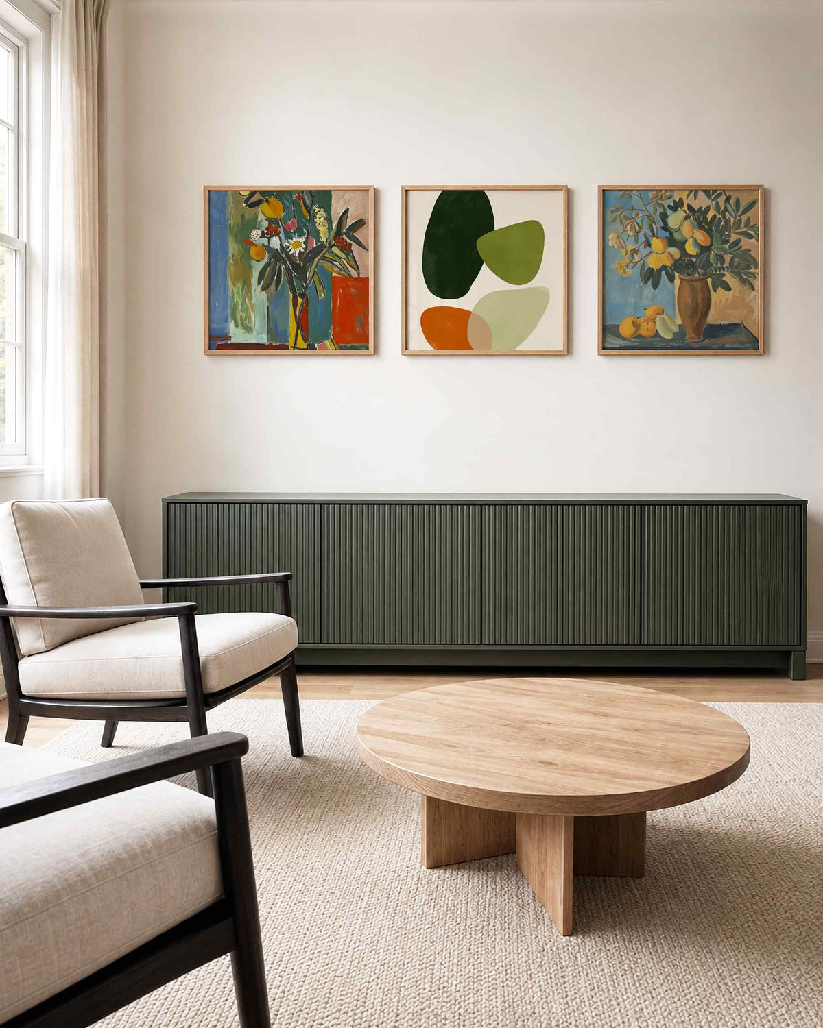 Interieurpresentatie van een driedelige vierkante posterset met citrus en groene vormen