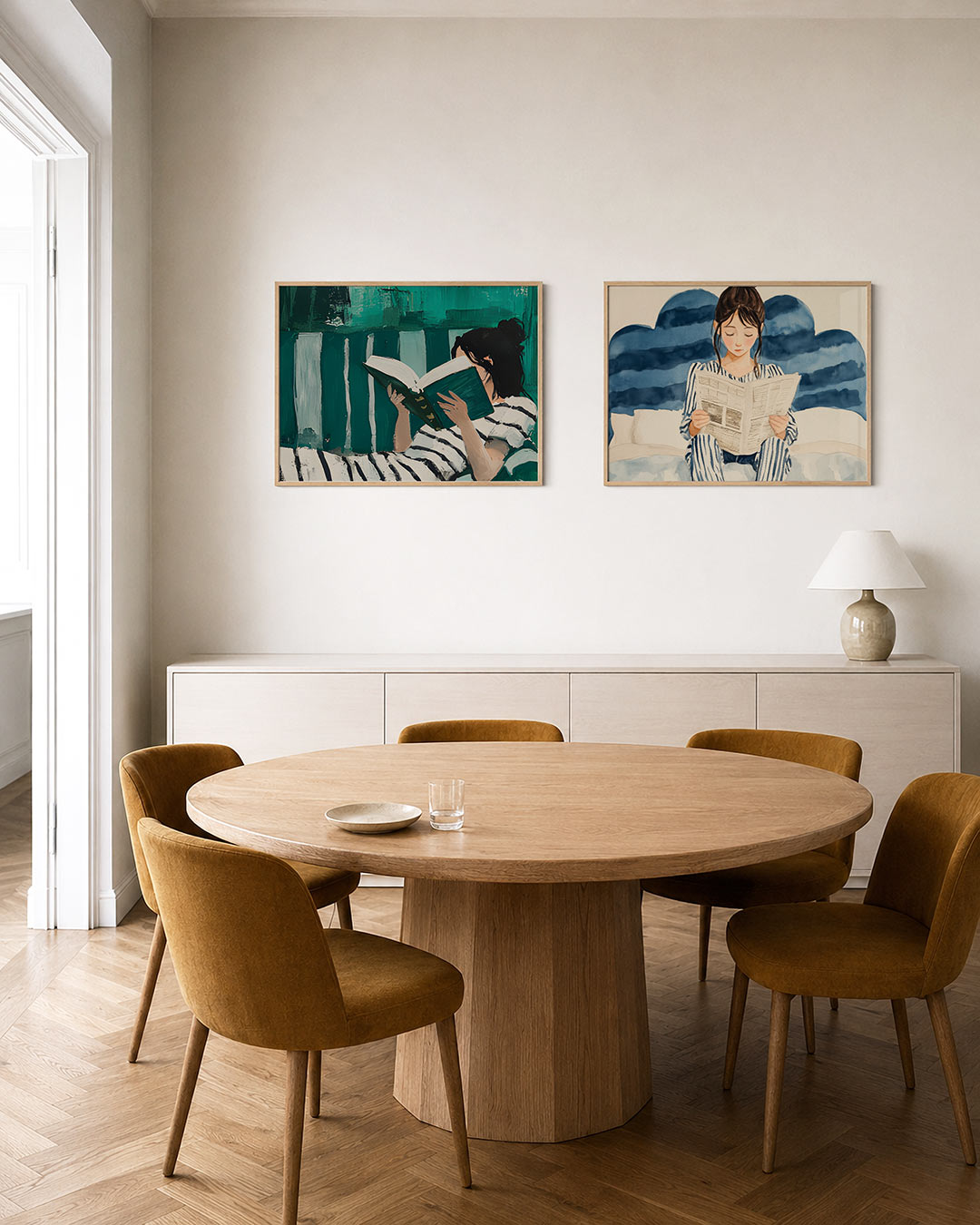 Twee liggende posters met een persoon met een boek, omgeven door groene en witte kleurvlakken, aan de muur in een interieur
