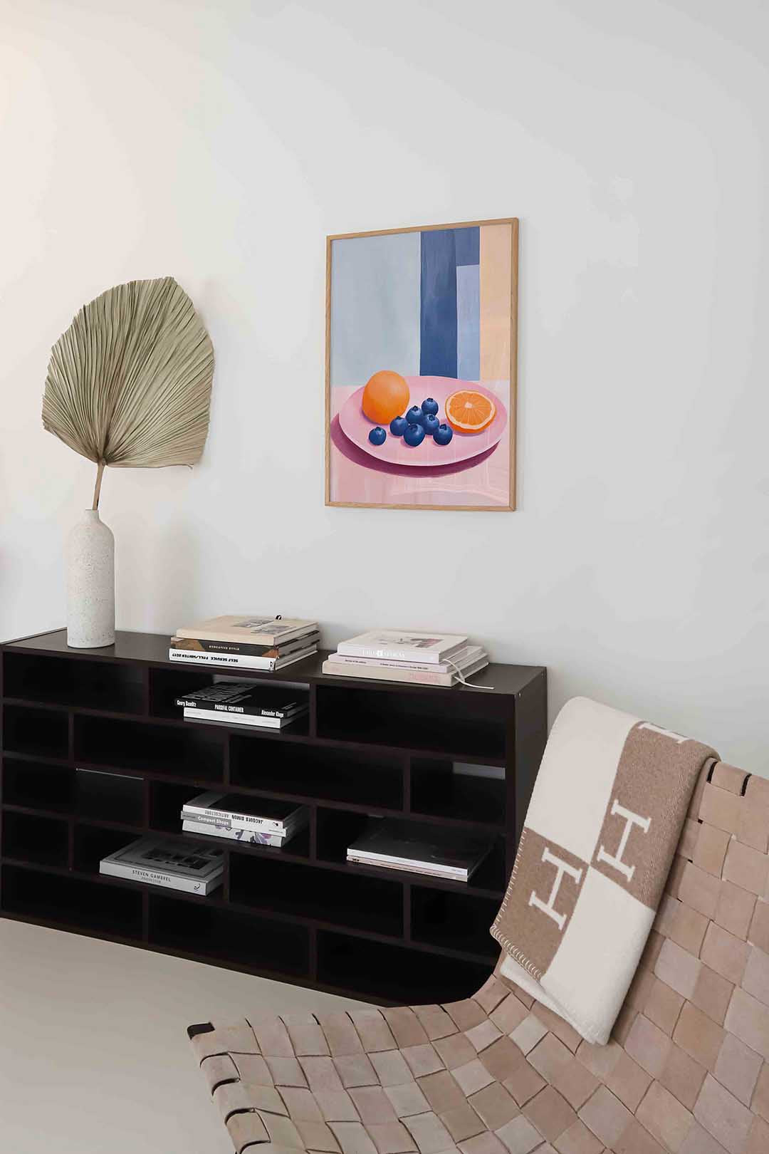 Fruit op roze bord Poster