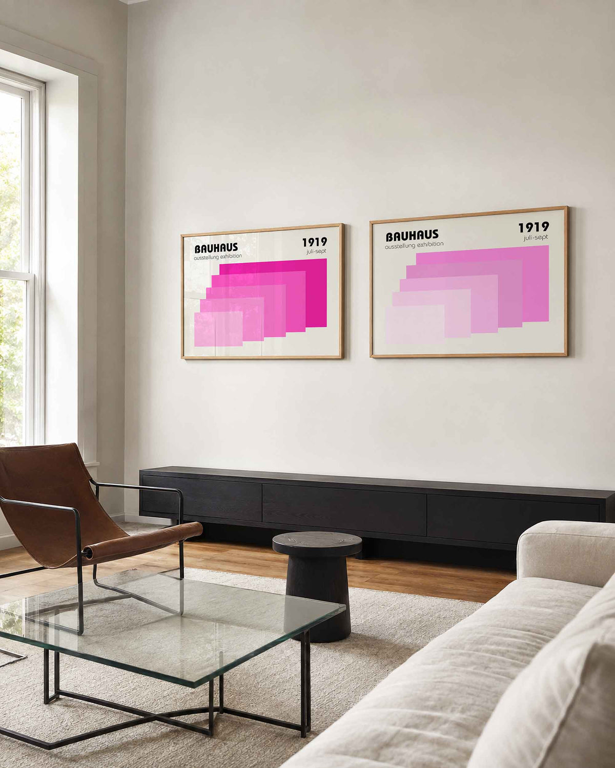 Interieurmockup van tweedelige landscape-posterset met roze trapvlakken en jaartal