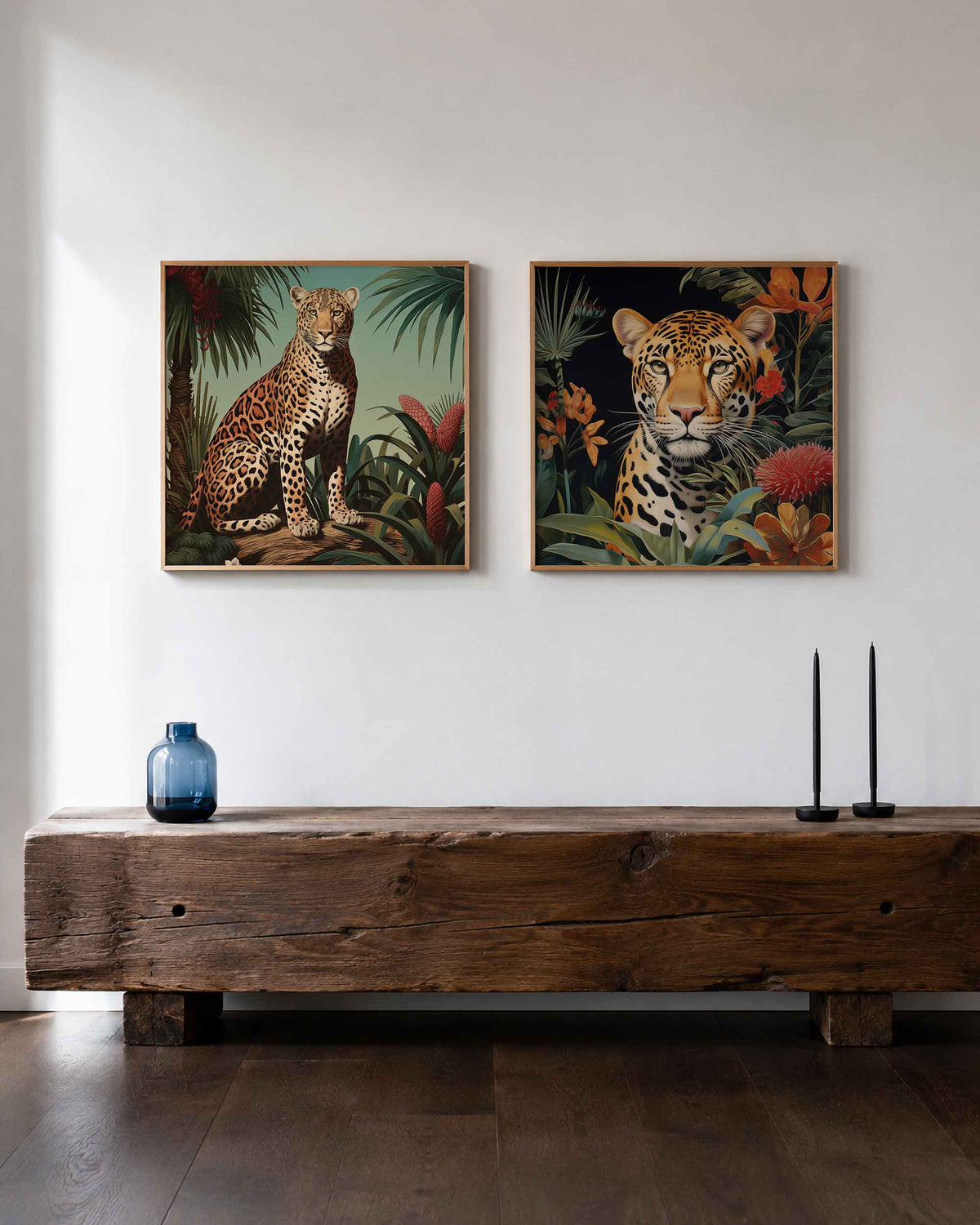 Interieurpresentatie van een tweedelige vierkante posterset met luipaarden in tropisch gebladerte