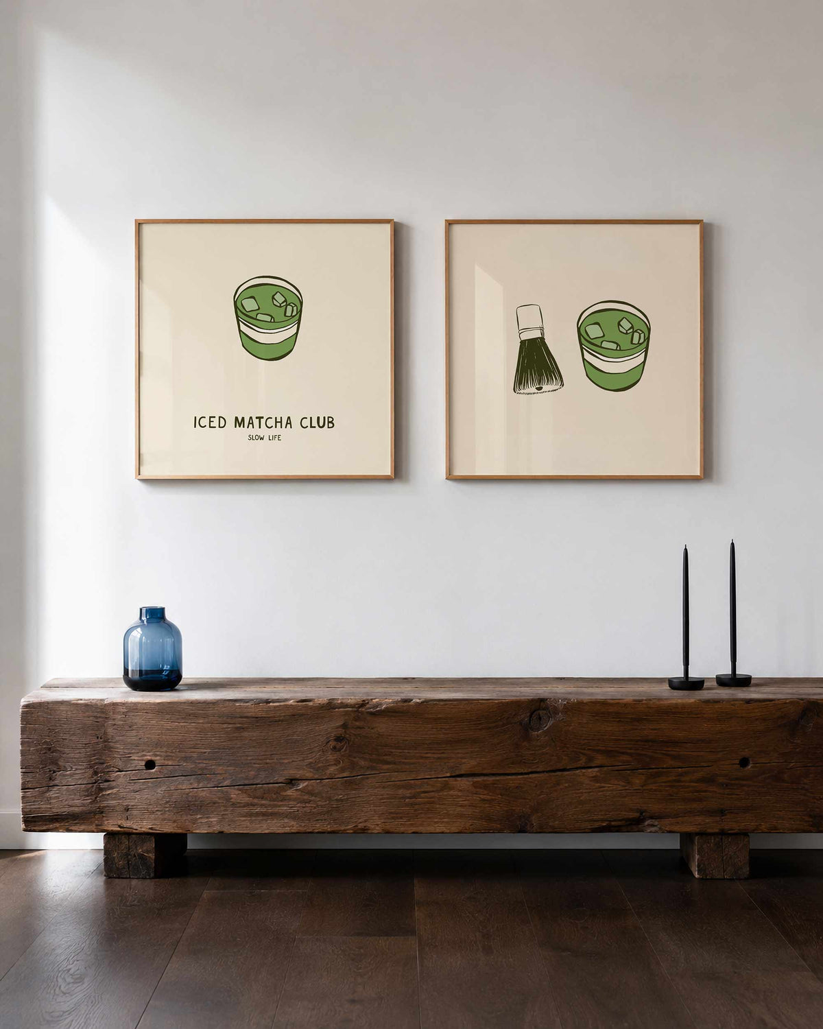 Interieurpresentatie van een tweedelige vierkante posterset met matcha en klopper