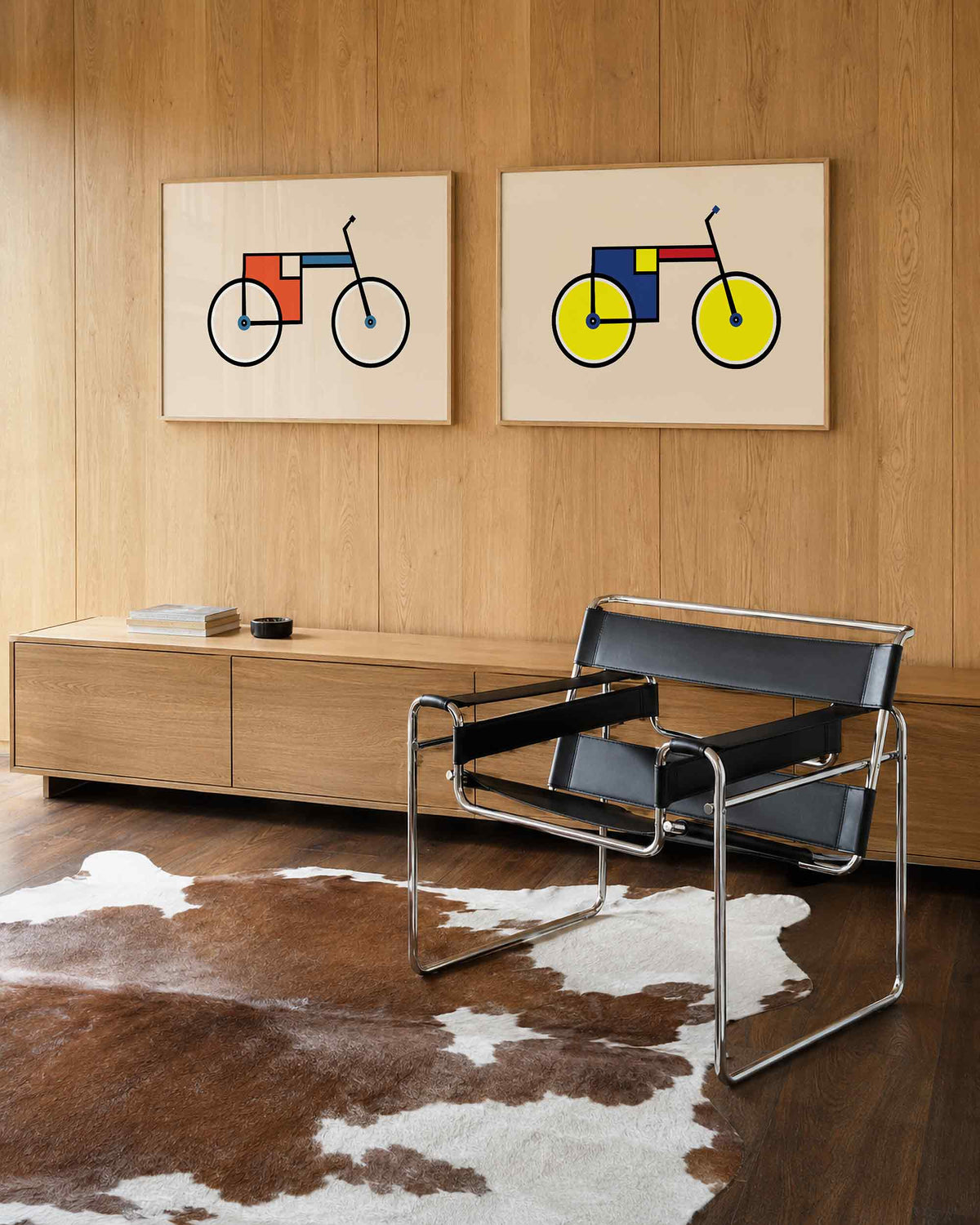 Interieurmockup van tweedelige landscape-posterset met grafische fietsen in kleur