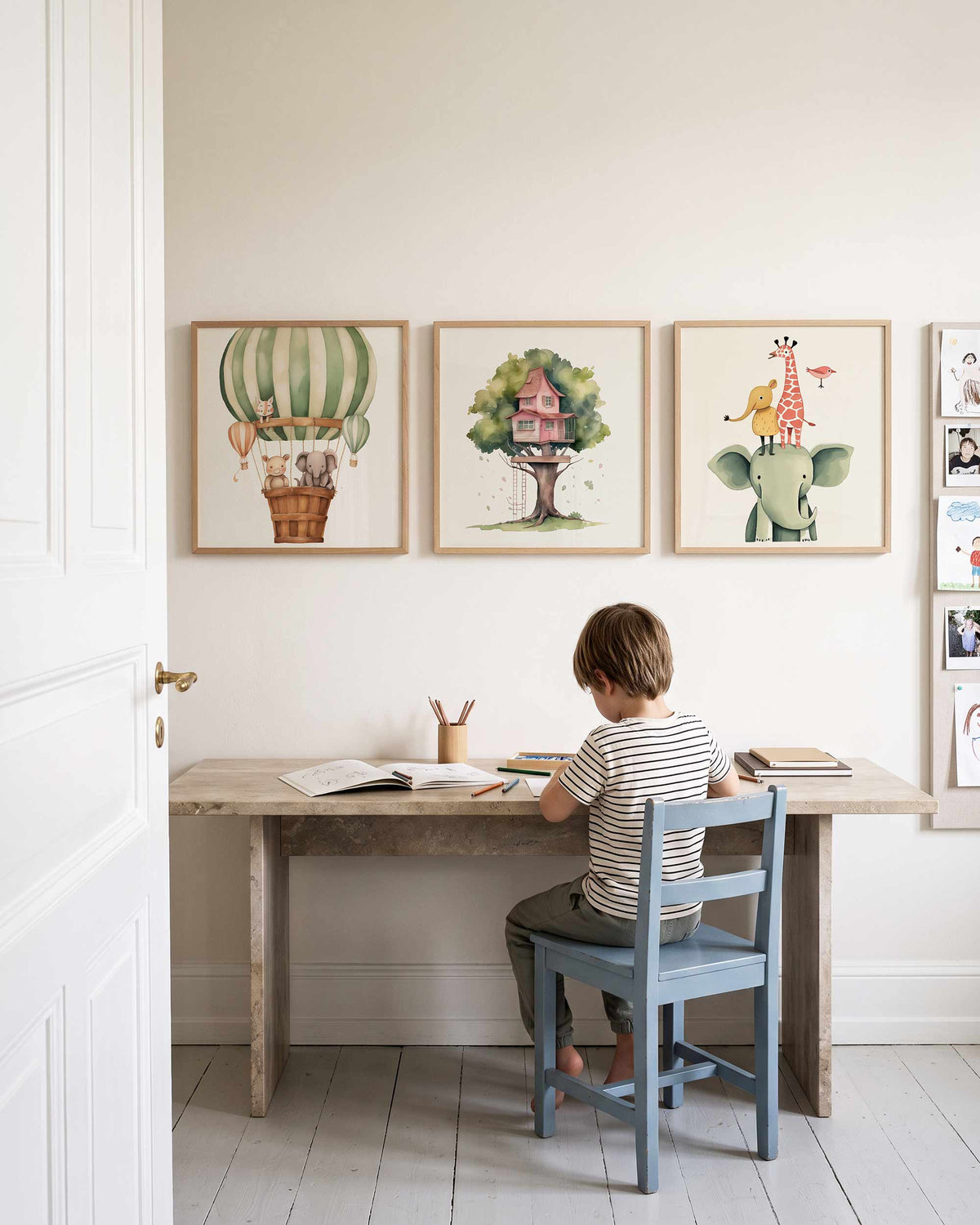 Interieurpresentatie van een driedelige vierkante posterset met dieren en avontuur