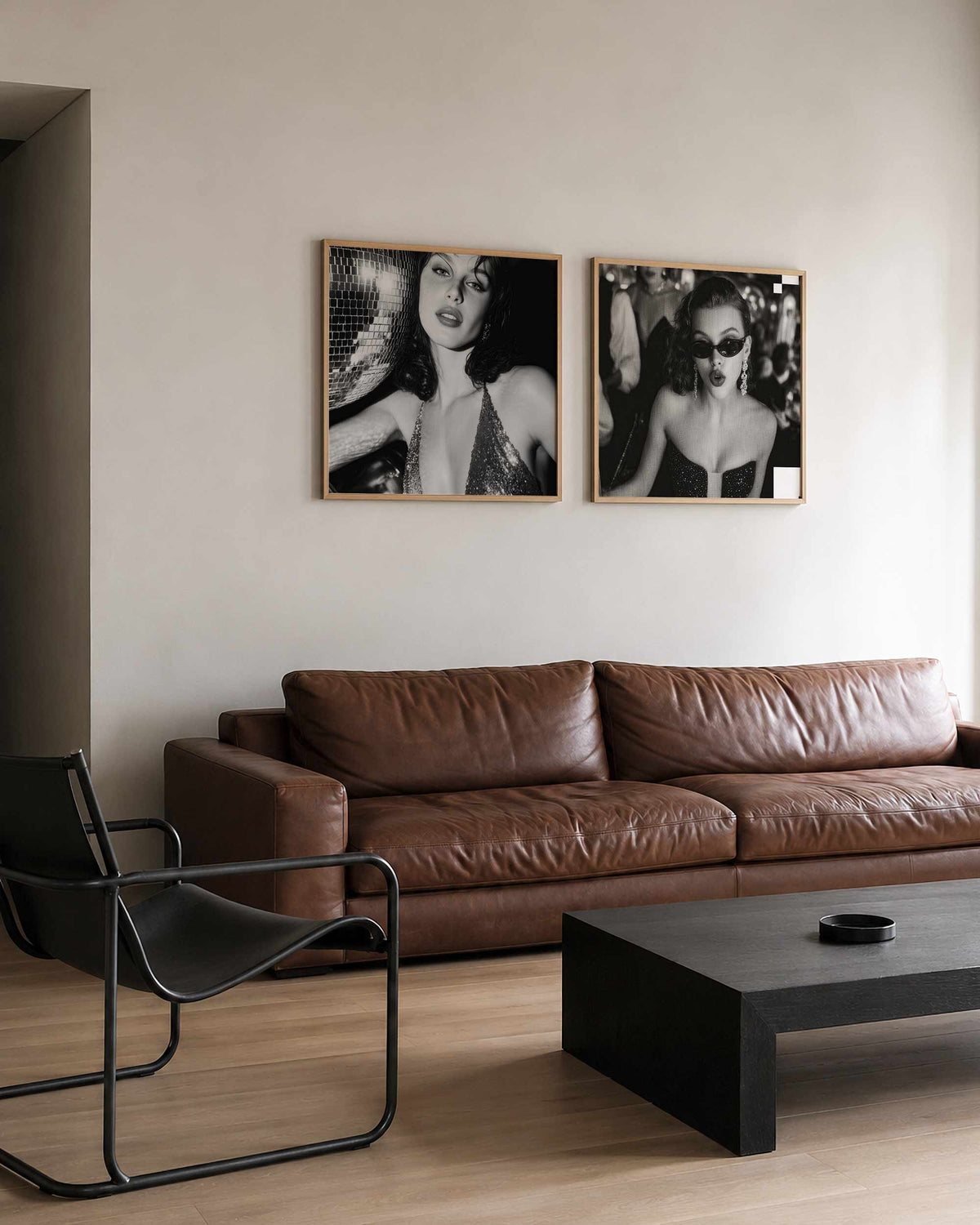 Interieurpresentatie van een tweedelige vierkante posterset met glamourportretten