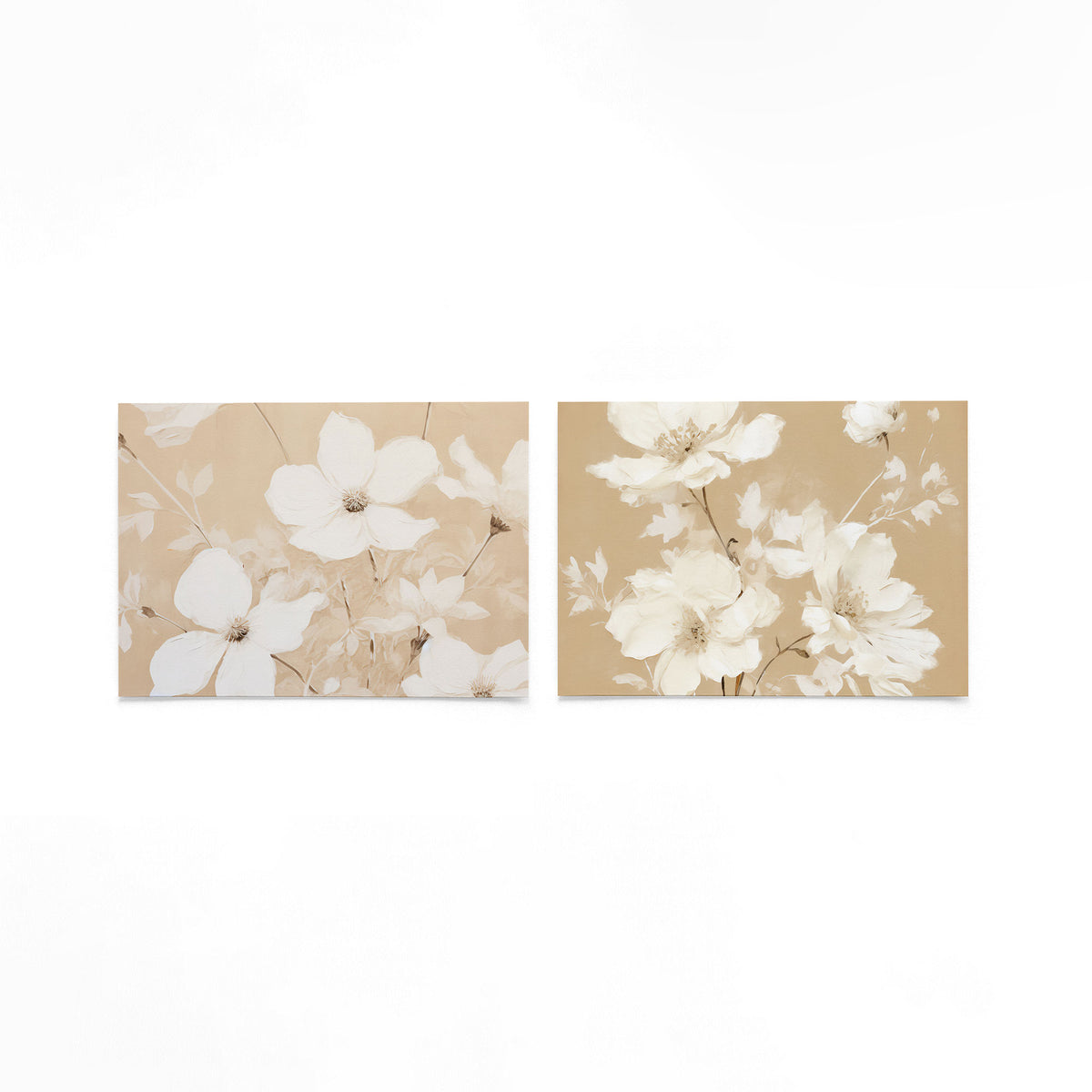 Twee liggende posters met delicate witte bloemen op een gebroken witte achtergrond