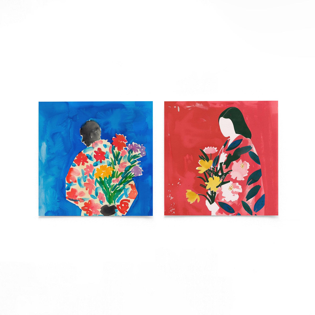 Twee vierkante posters met bloemenfiguren op een gebroken witte achtergrond