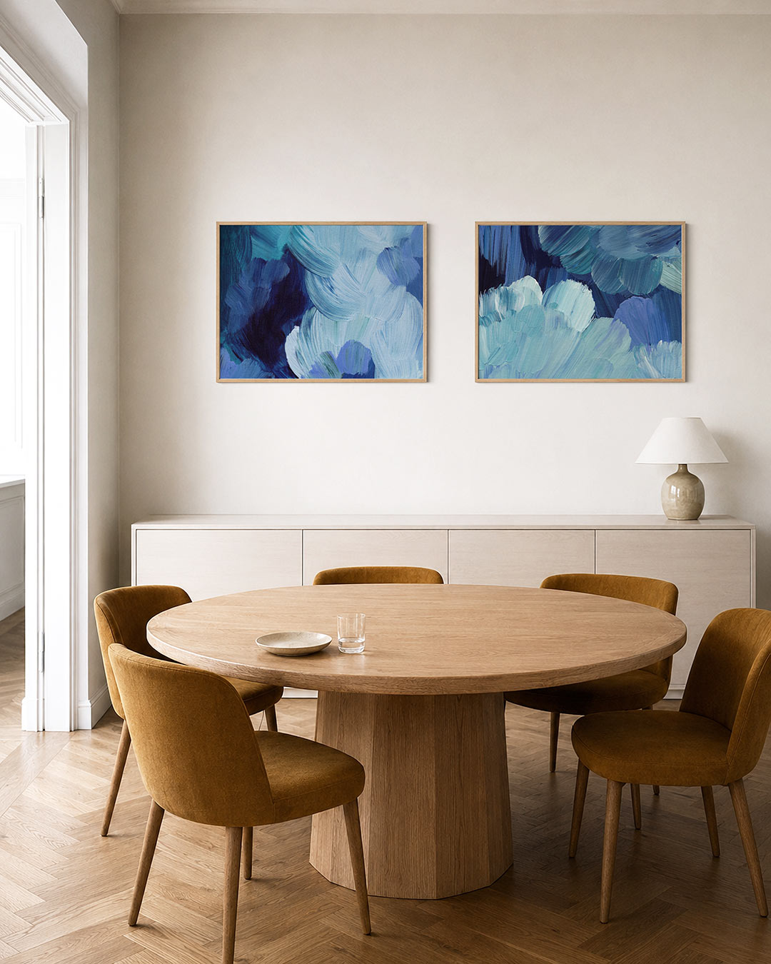 Interieurbeeld met twee liggende posters: deze tweedelige posterset heeft blauwe en paarse penseelstreken
