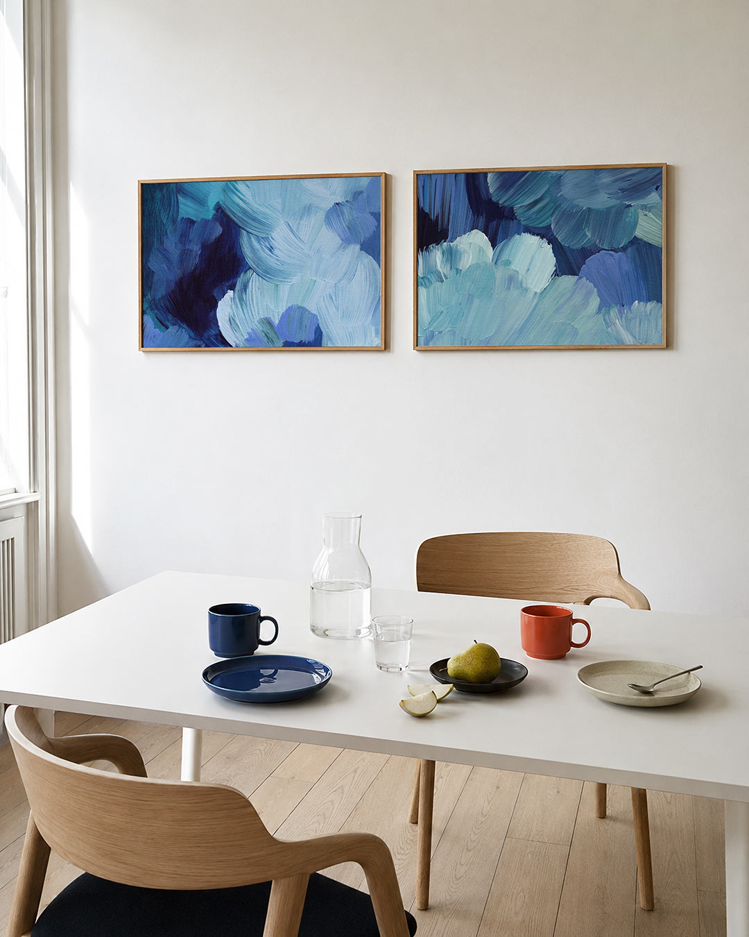 Tweedelige posterset met deze tweedelige posterset heeft blauwe penseelstreken, getoond in een interieur