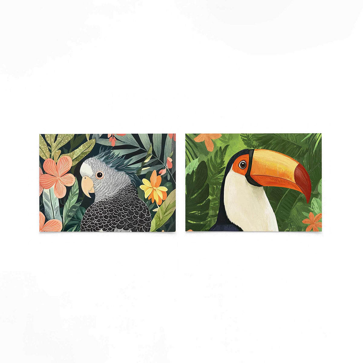 Twee liggende posters met een kleurrijke vogel omringd door levendige bloemen en bladeren op een gebroken witte achtergrond