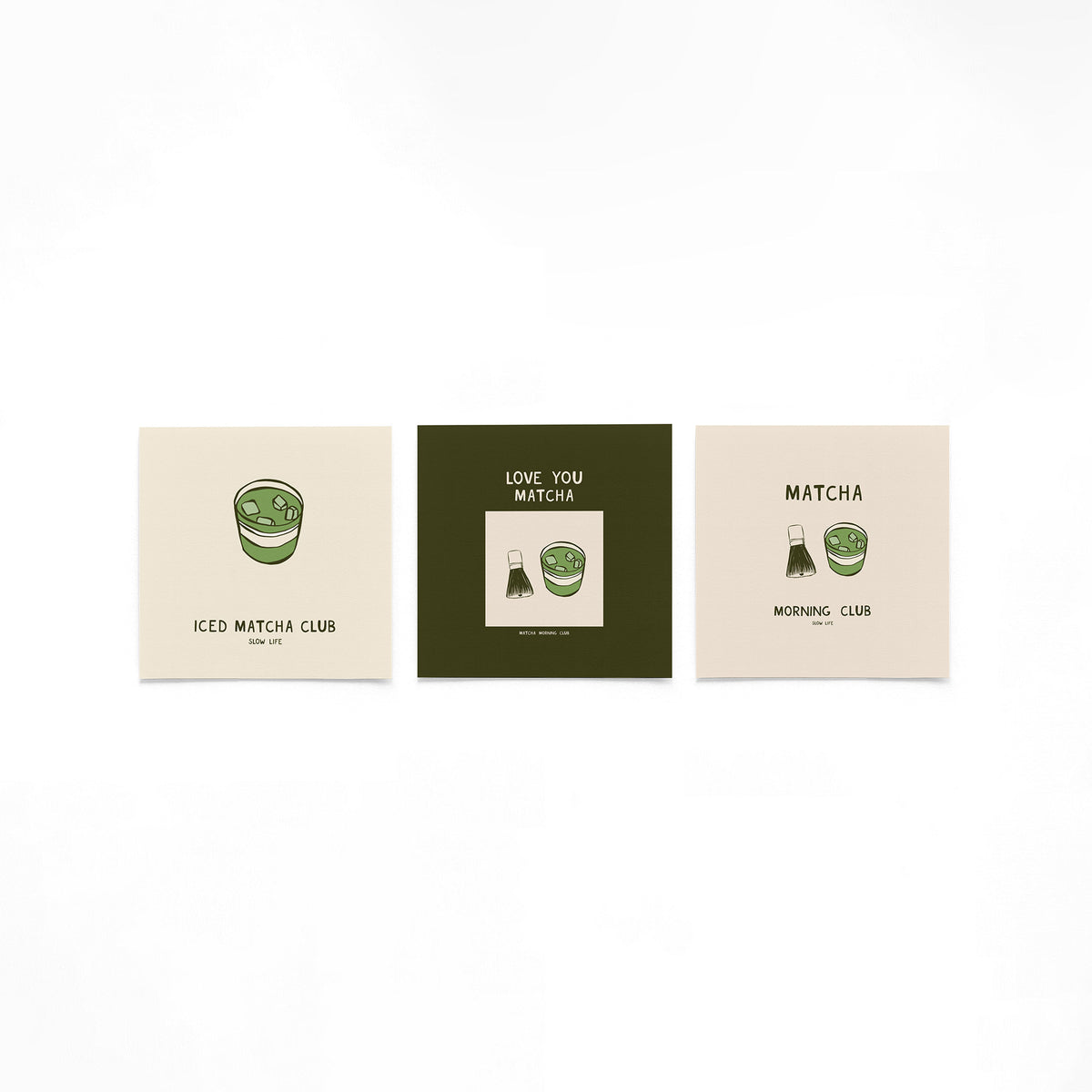 Drie vierkante posters met matcha club op een gebroken witte achtergrond