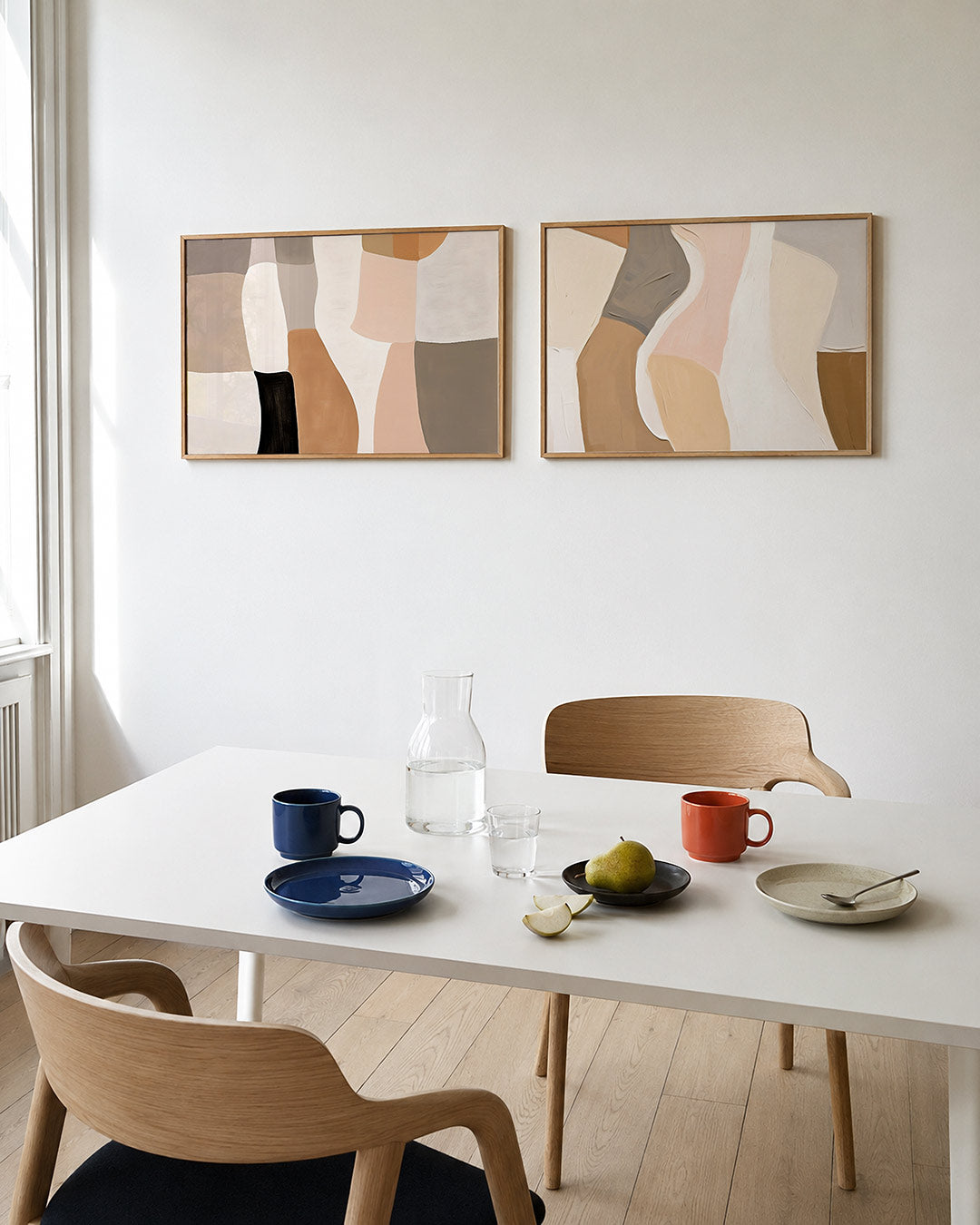 Interieurpresentatie van twee posters met zachte, aardse tinten