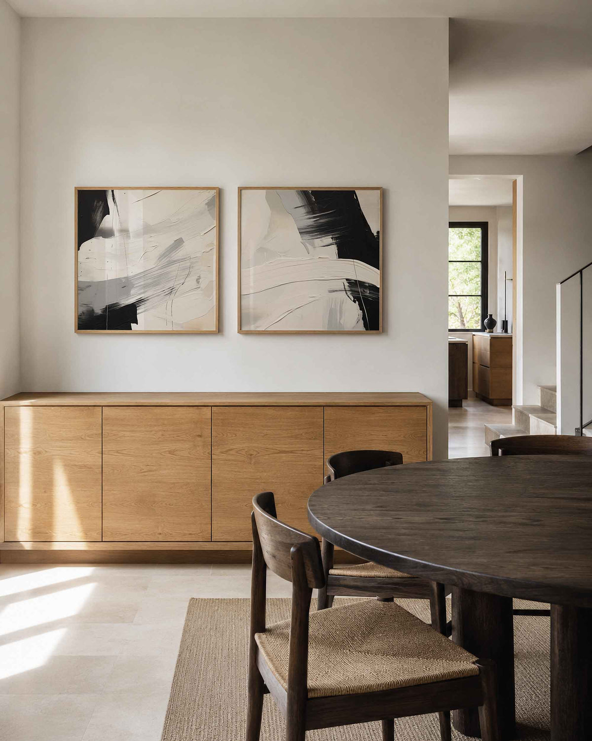 Interieurpresentatie van een tweedelige vierkante posterset met zwart witte penseelstreken