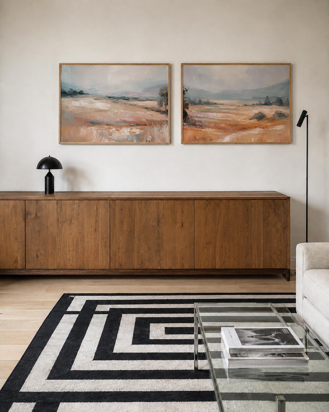 Tweedelige posterset met een serene compositie van zachte kleuren, getoond in een interieur