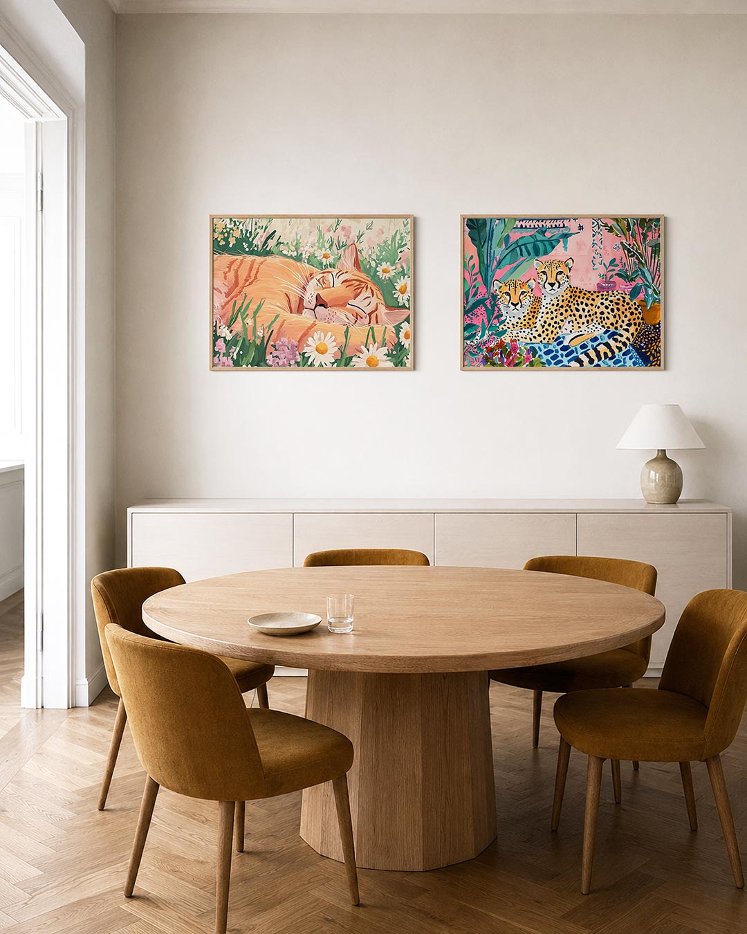 Tweedelige posterset met een slapende oranje kat tussen kleurrijke bloemen, getoond in een interieur