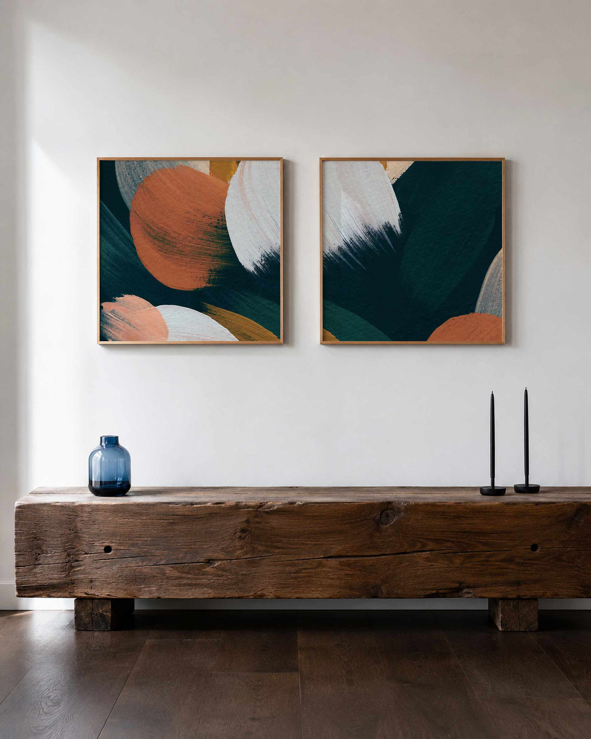 Interieurpresentatie van een tweedelige vierkante posterset met abstracte penseelstreken